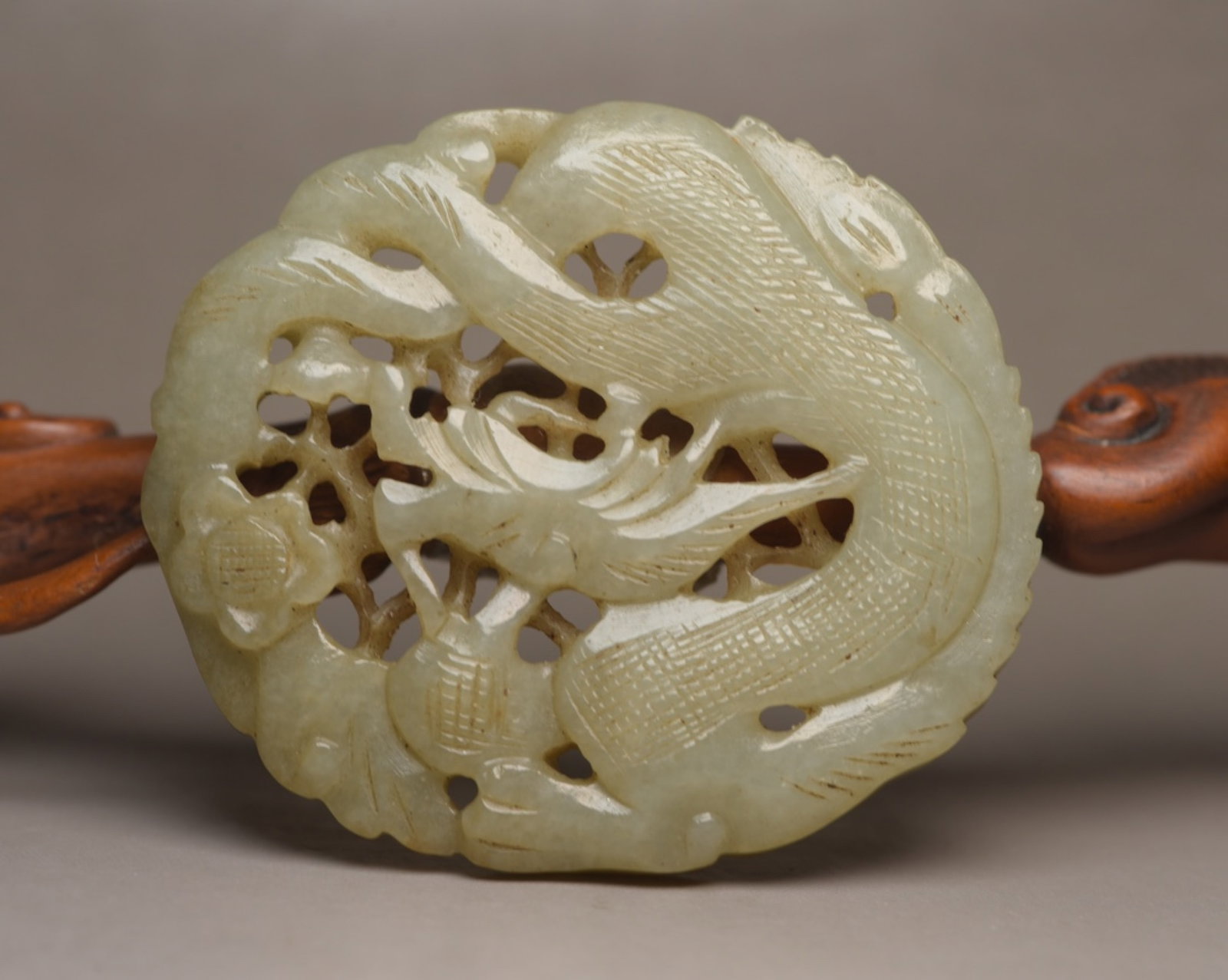 An Exquisite White Jade Dragon Pattern Pendant: An Exquisite White Jade Dragon Pattern Pendant,Qing Dynasty,China,Size:2.5inx2.1inx0.4in,Weight:41g 白玉龙纹牌,中国清代