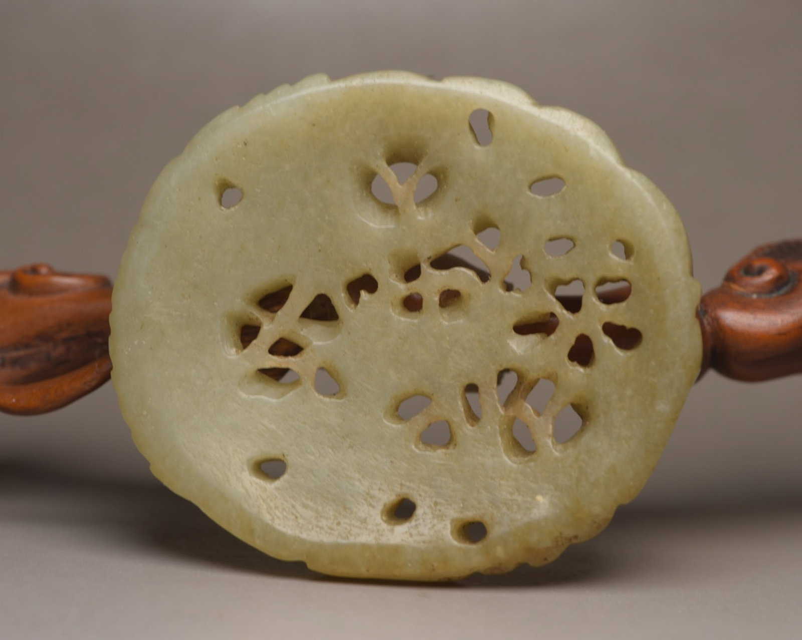 An Exquisite White Jade Dragon Pattern Pendant - 2