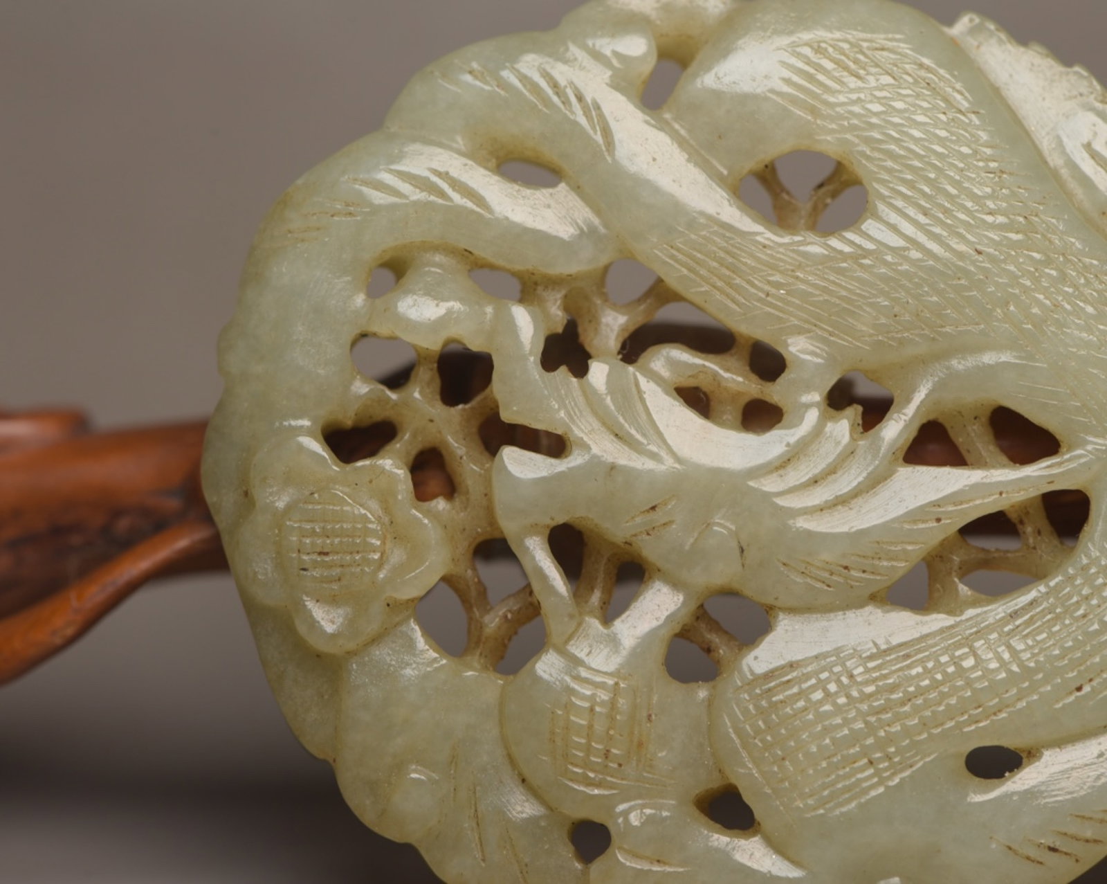 An Exquisite White Jade Dragon Pattern Pendant - 4