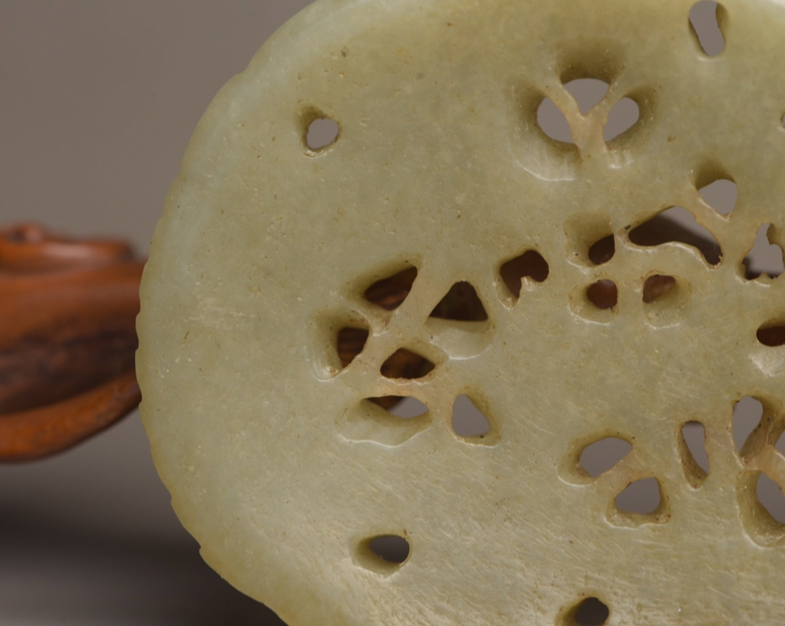 An Exquisite White Jade Dragon Pattern Pendant - 6