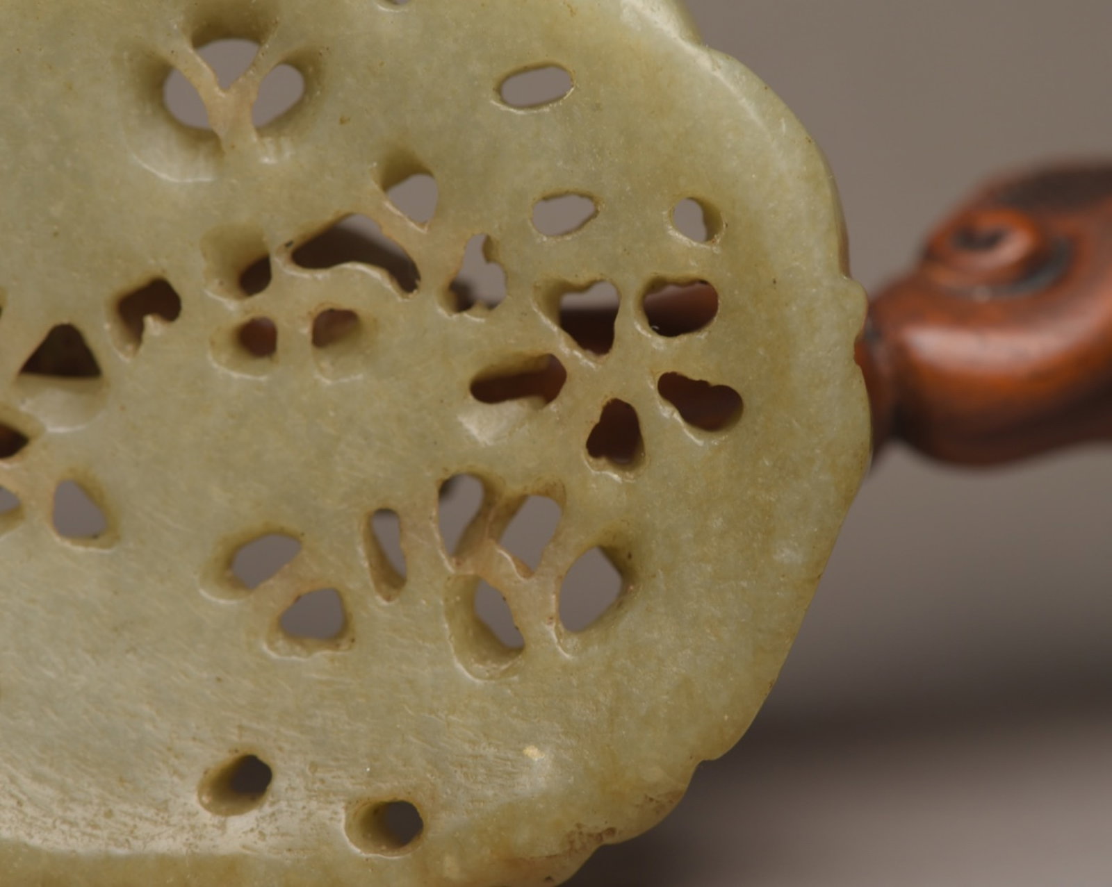 An Exquisite White Jade Dragon Pattern Pendant - 7