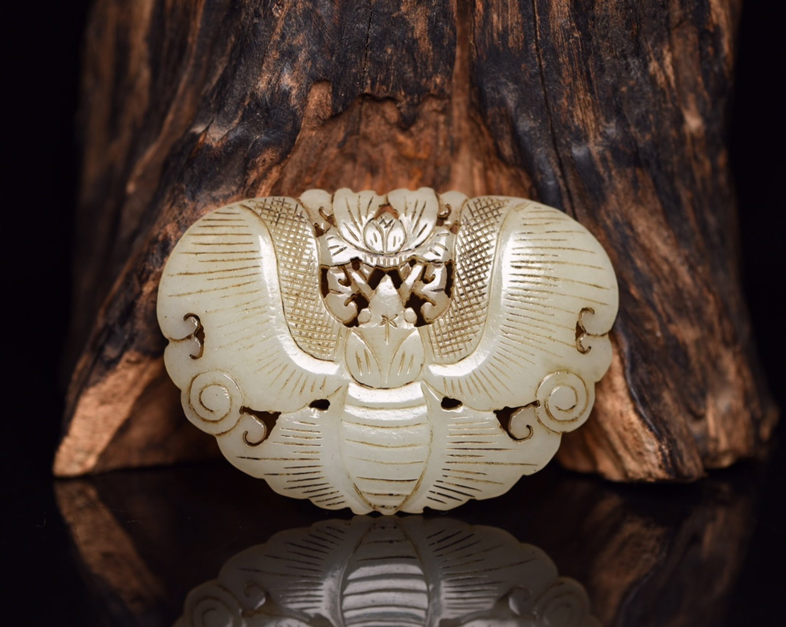 An Exquisite White Jade Butterfly Pattern Pendant: An Exquisite White Jade Butterfly Pattern Pendant,Qing Dynasty,China,Size:2.8inx2inx0.2in,Weight:30g 白玉蝴蝶纹牌,中国清代