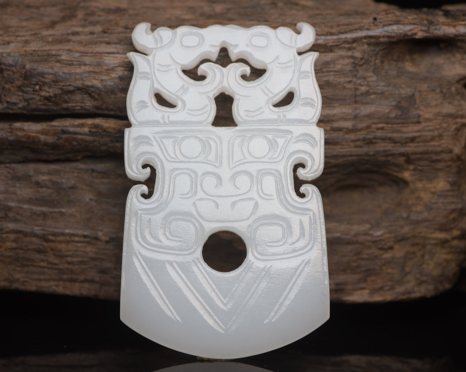 An Exquisite White Jade Dragon Pattern Pendant: An Exquisite White Jade Dragon Pattern Pendant,Qing Dynasty,China,Size:2.5inx1.5inx0.2in,Weight:27g 白玉龙纹牌,中国清代