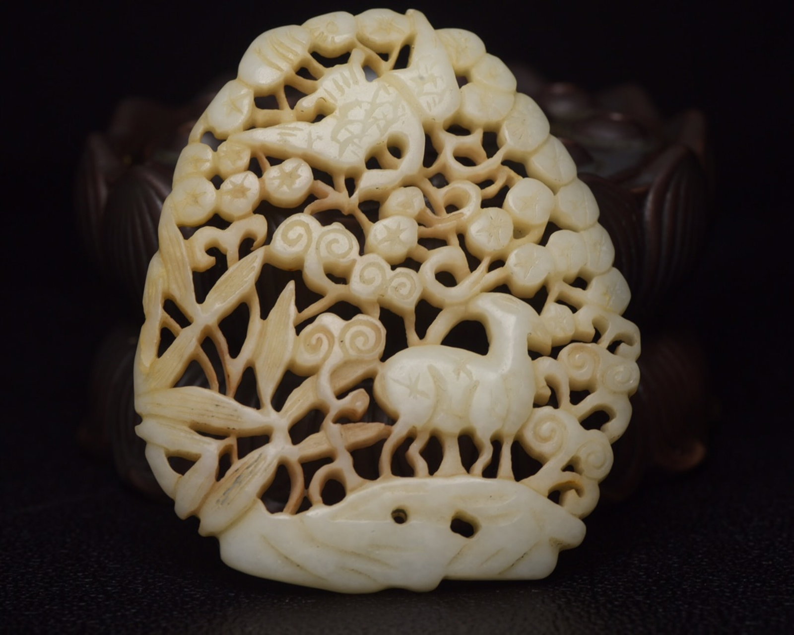 An Exquisite White Jade Deer Pattern Pendant: An Exquisite White Jade Deer Pattern Pendant,Qing Dynasty,China,Size:2.8inx2.4inx0.3in,Weight:36g 白玉鹿纹佩,中国清代