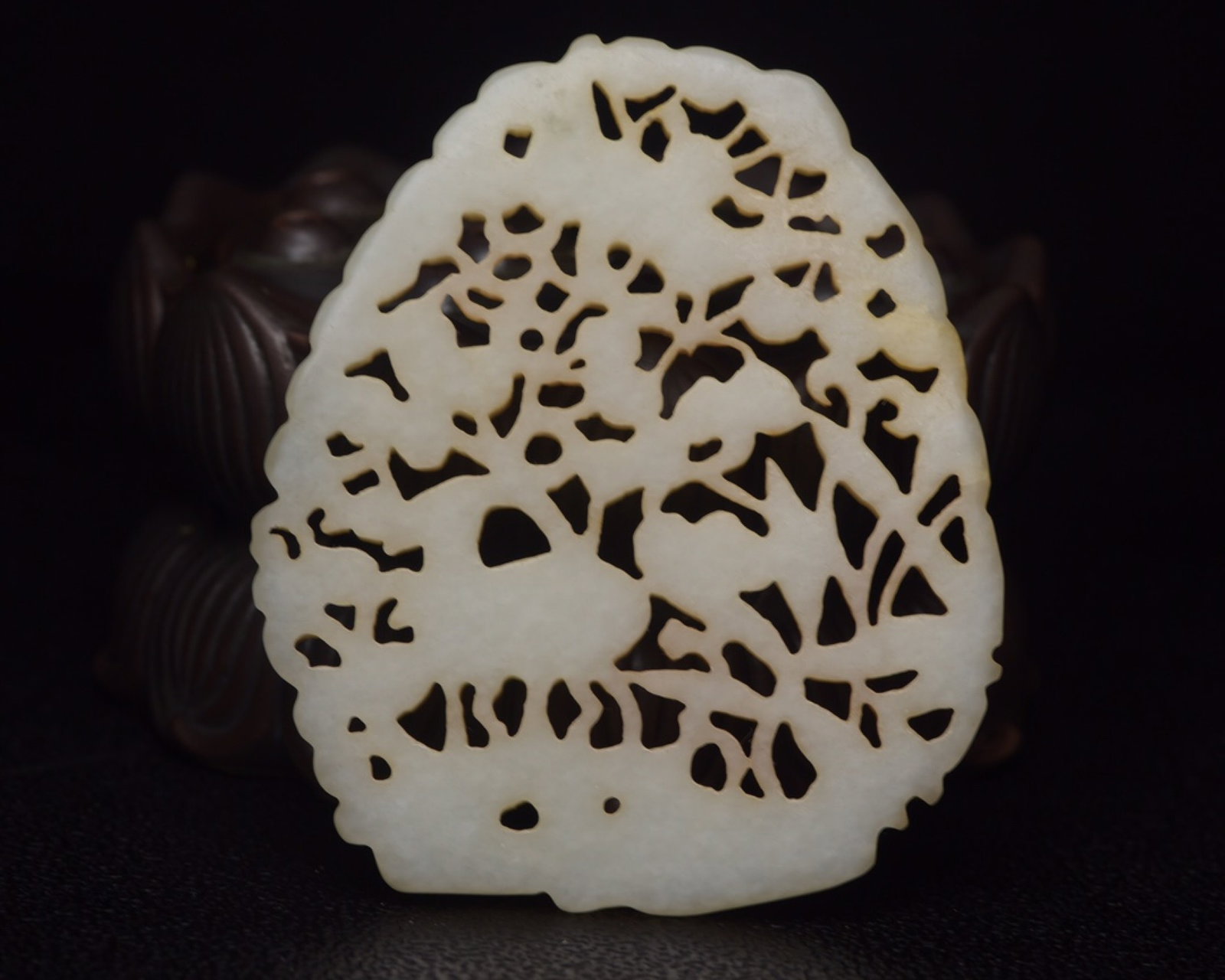 An Exquisite White Jade Deer Pattern Pendant - 2