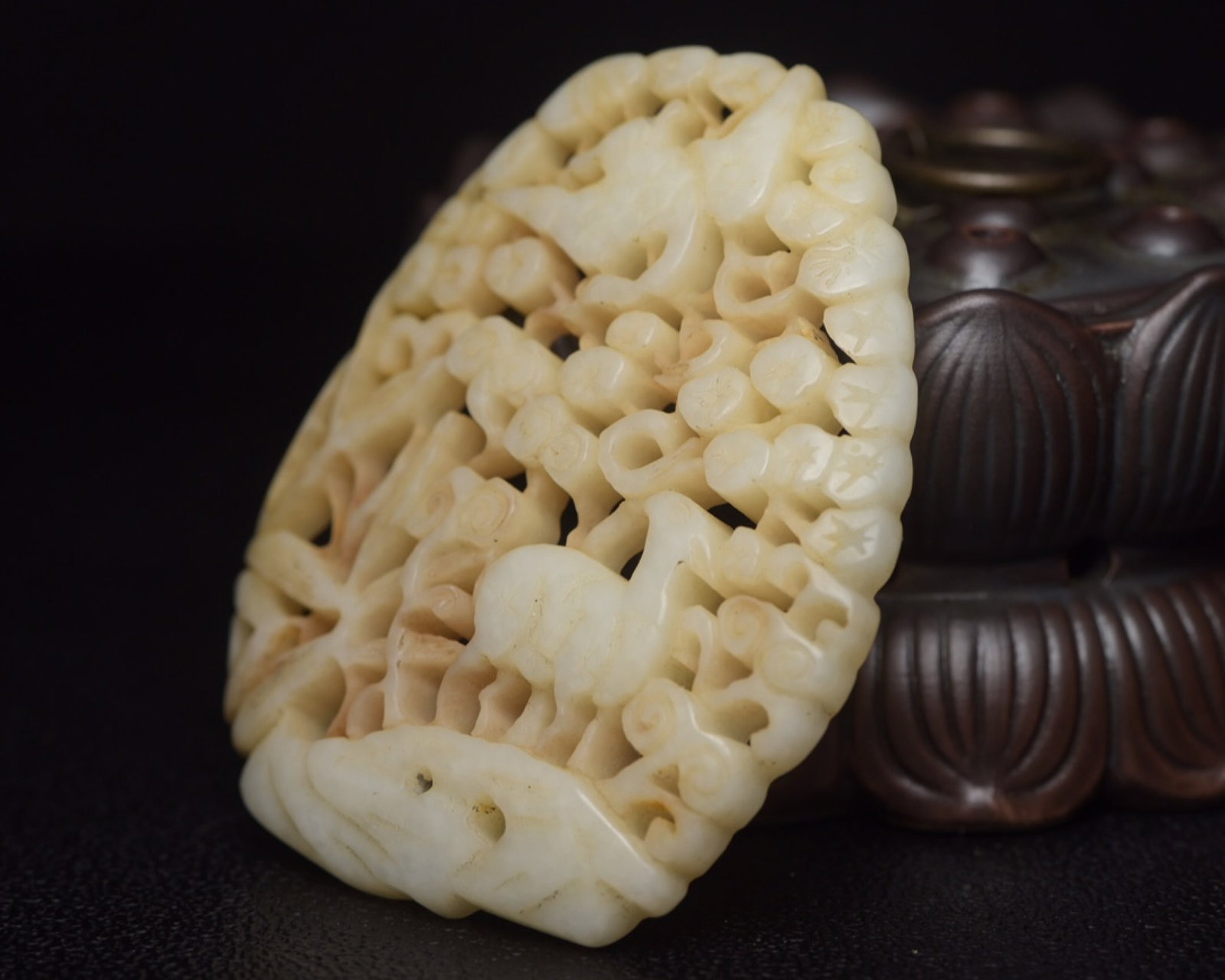 An Exquisite White Jade Deer Pattern Pendant - 3
