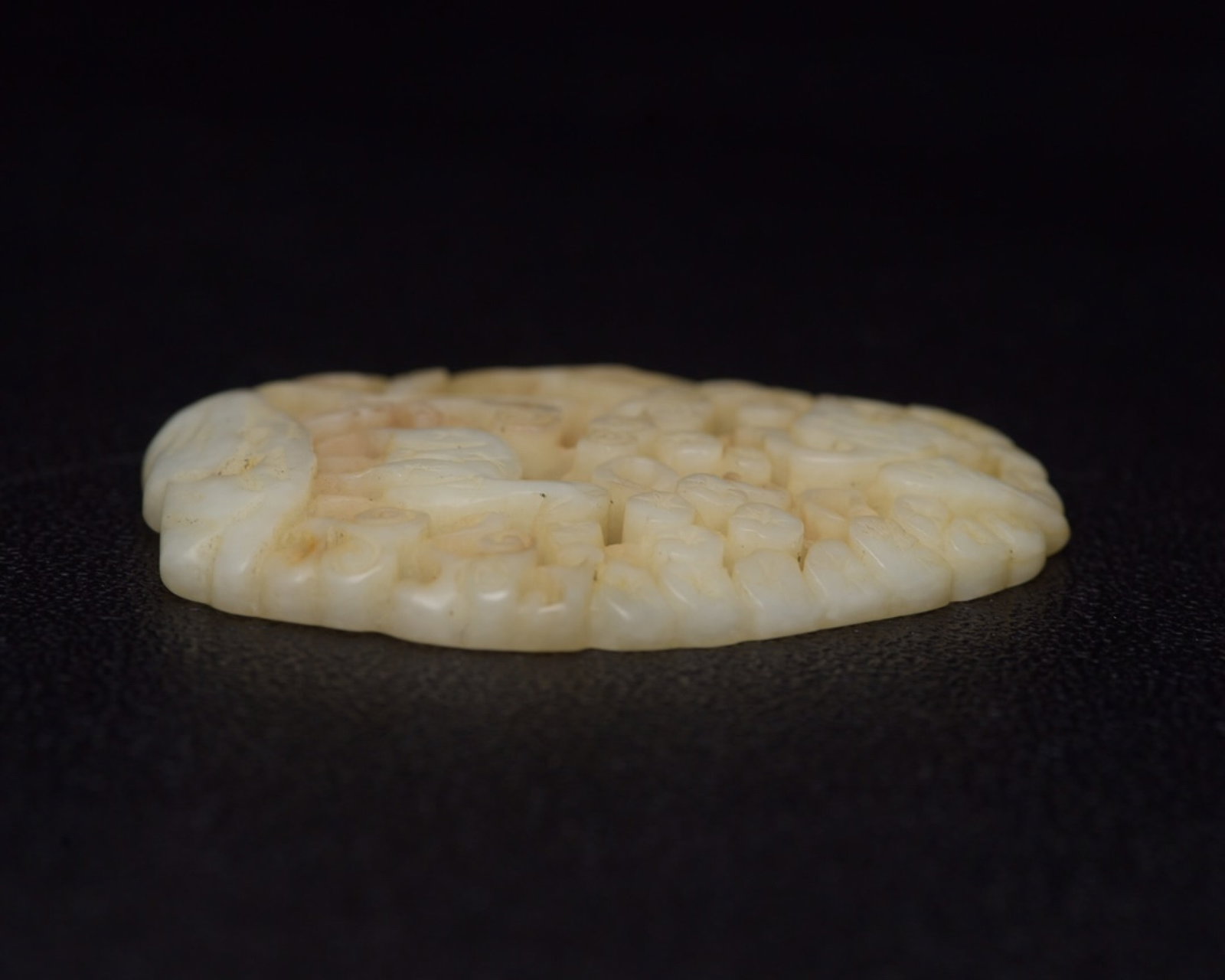 An Exquisite White Jade Deer Pattern Pendant - 4