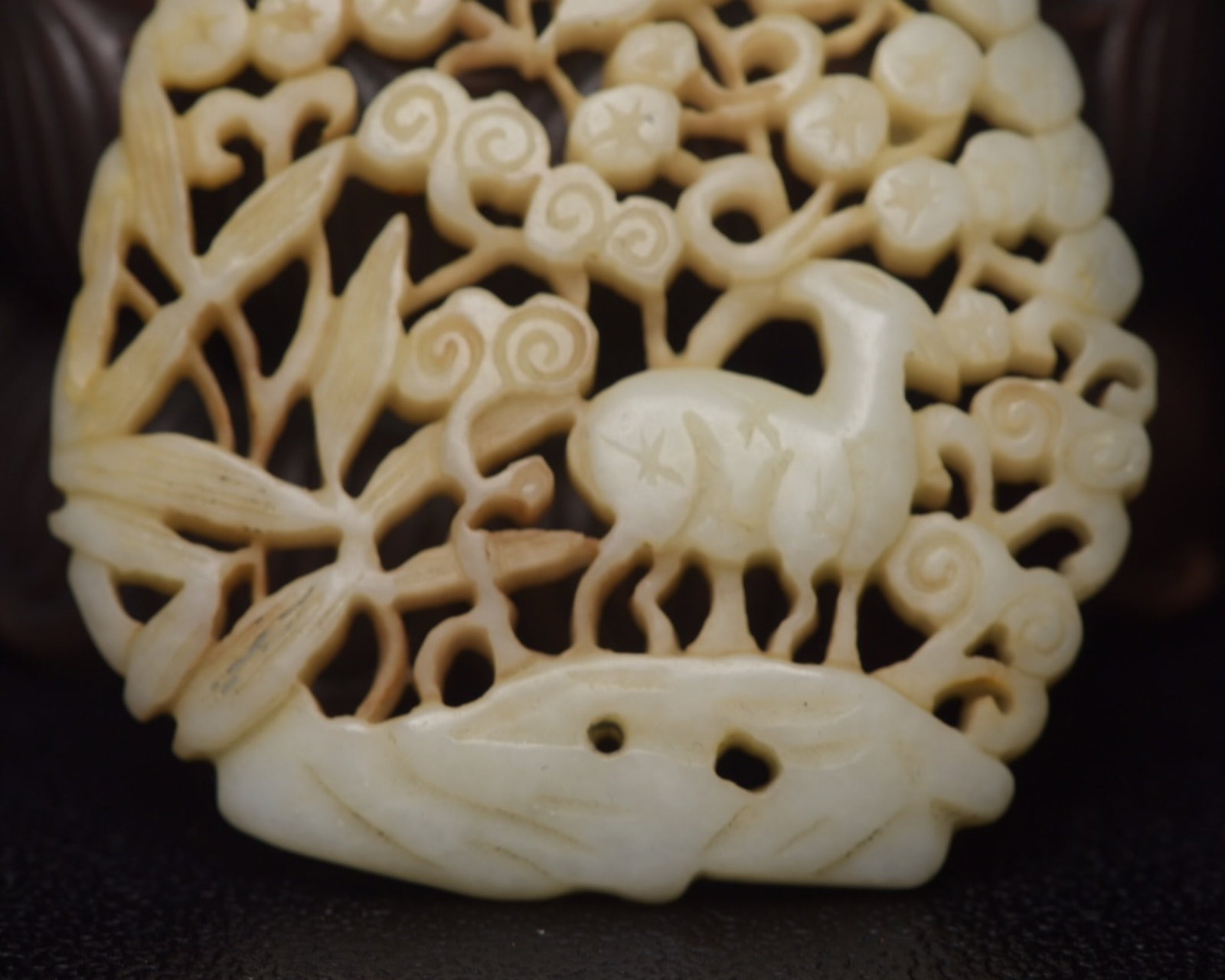 An Exquisite White Jade Deer Pattern Pendant - 7