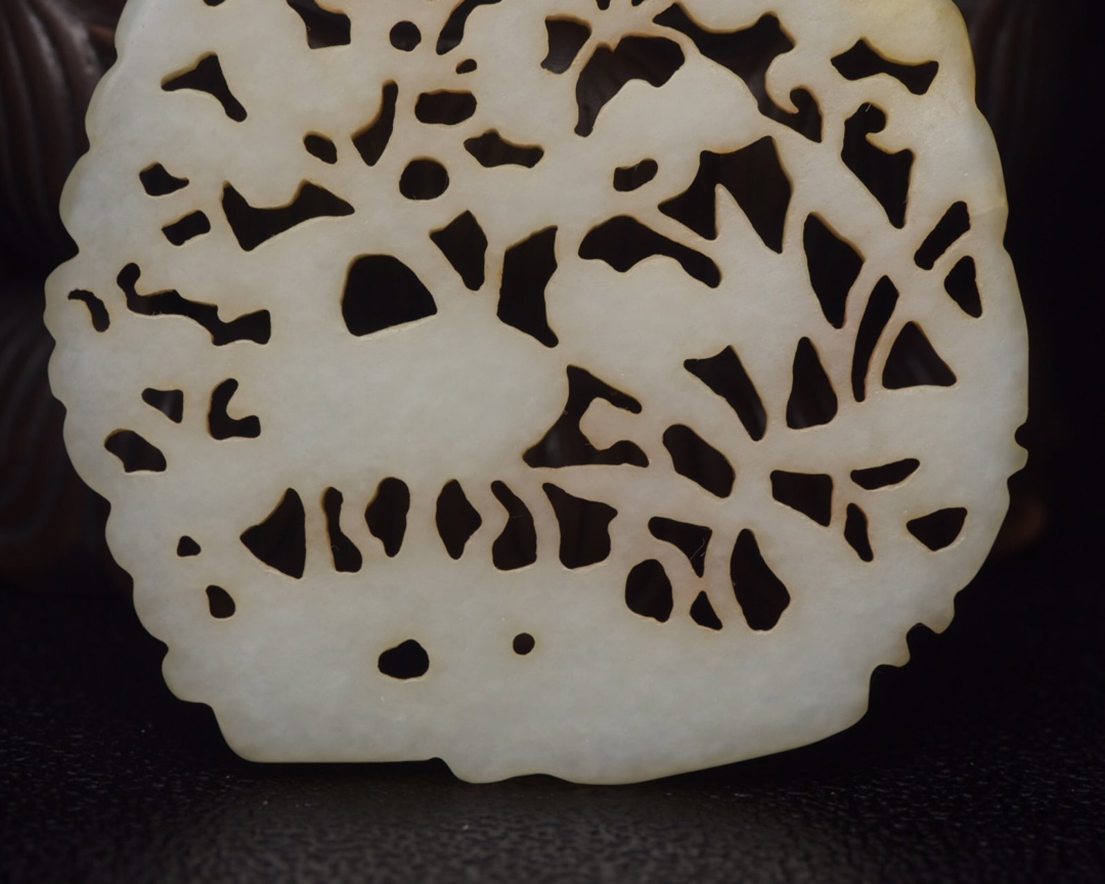 An Exquisite White Jade Deer Pattern Pendant - 9
