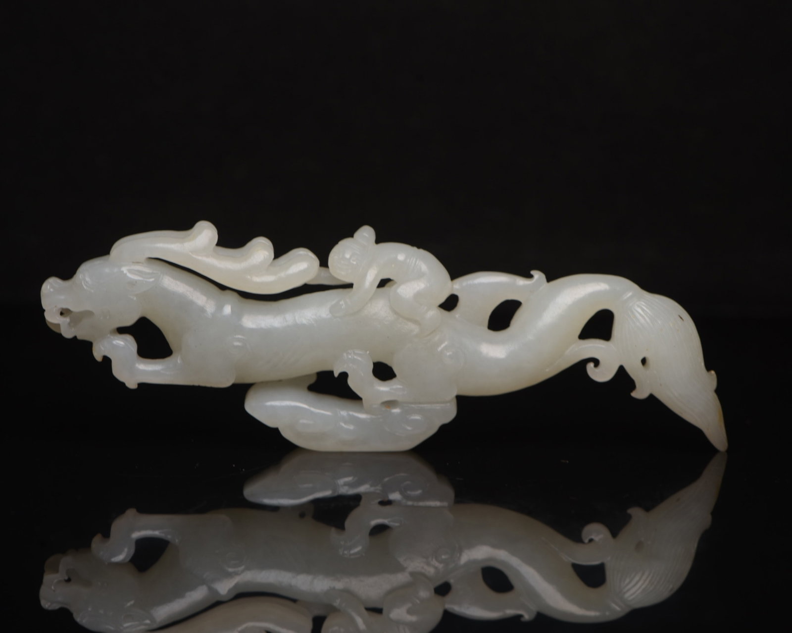 An Exquisite White Jade Dragon Ornament: An Exquisite White Jade Dragon Ornament,Qing Dynasty,China,Size:5.1inx1.6inx0.5in,Weight:70g 白玉龙摆件,中国清代