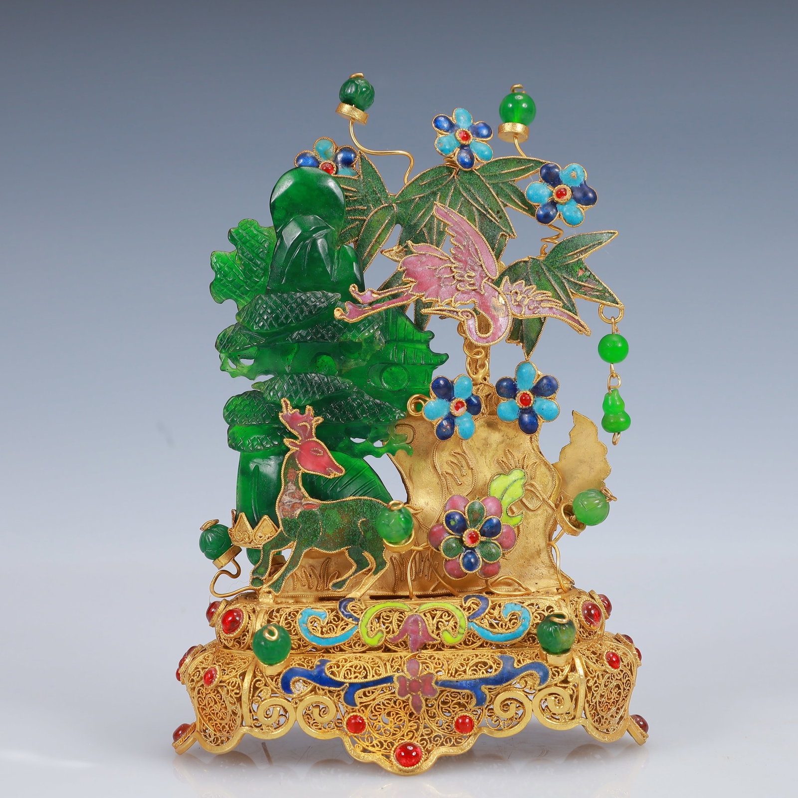 An Exquisite Filigree and Gilding Inlaid Jadeite Ornament,Inlaid Gems: An Exquisite Filigree and Gilding Inlaid Jadeite Ornament,Inlaid Gems,Qing Dynasty, China,Qianlong Four-Character Mark,Size:4.7inx2.4inx6.7in,Weight:302g 花丝鎏金嵌೉