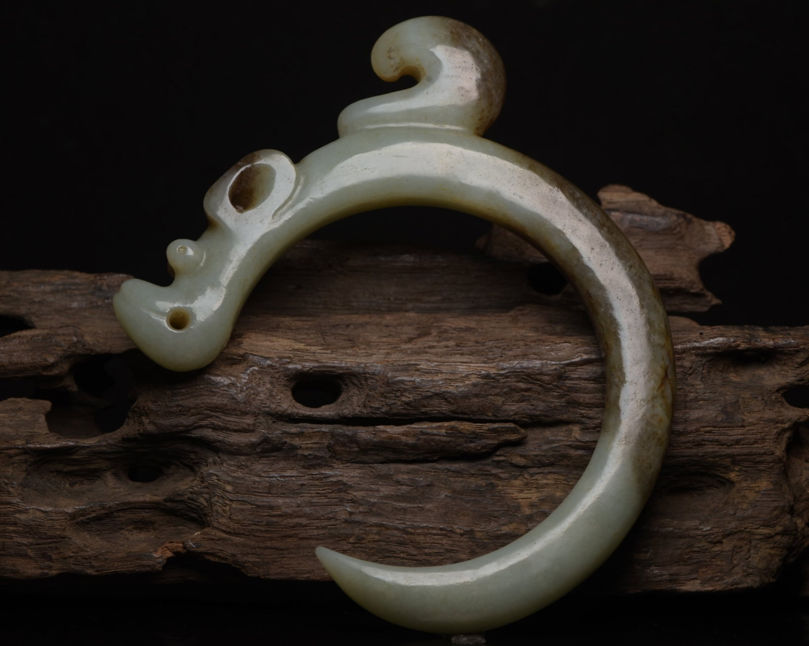 An Exquisite White Jade Pig and Dragon Pendant: An Exquisite White Jade Pig and Dragon Pendant,Qing Dynasty,China,Size:4.8inx0.4inx0.5in,Weight:143g 白玉猪龙挂件,中国清代