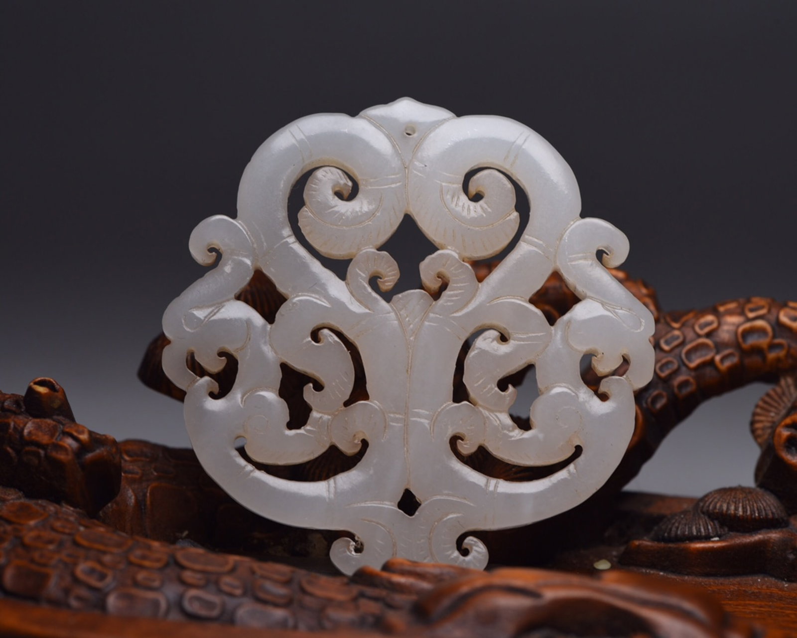 An Exquisite White Jade Phoenix Pendant: An Exquisite White Jade Phoenix Pendant,Qing Dynasty,China,Size:2inx2inx0.2in,Weight:24g 白玉凤佩,中国清代