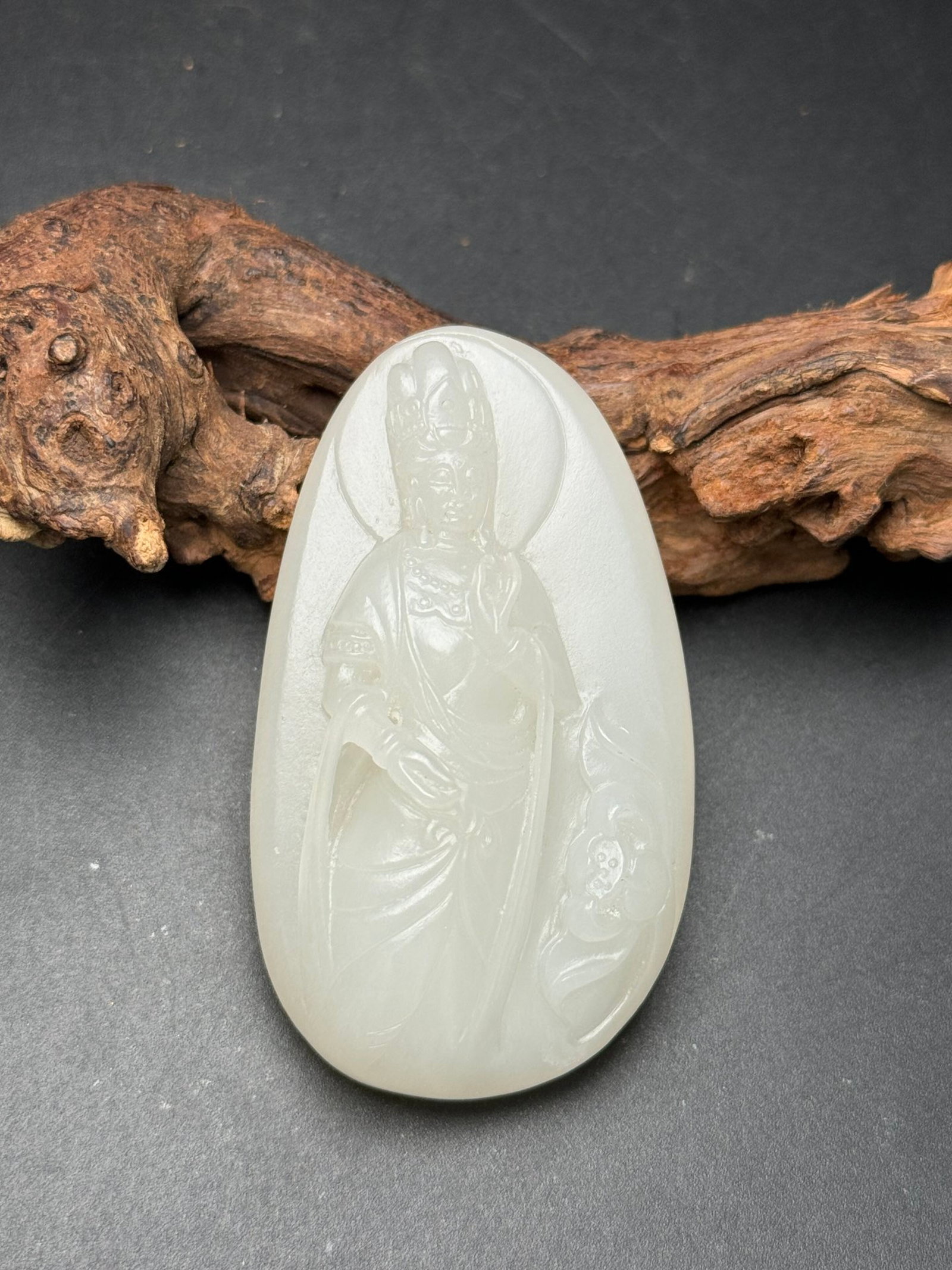 An Exquisite White Jade Statue of Avalokitesvara Ornament: An Exquisite White Jade Statue of Avalokitesvara Ornament,Qing Dynasty,China,Size:69mmx39mmx19mm,Weight:65g 白玉观音像摆件,中国清代