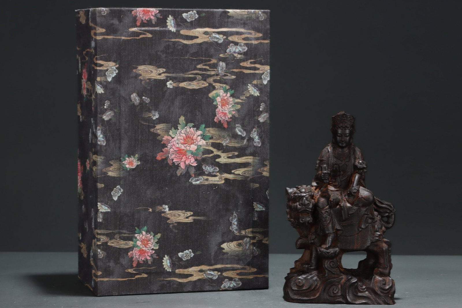 A Rare Eaglewood Statue of Bodhisattva: A Rare Eaglewood Statue of Bodhisattva,Qing Dynasty, China,Size:5.3inx2.7inx9.1in 沉香菩萨像,中国清代
