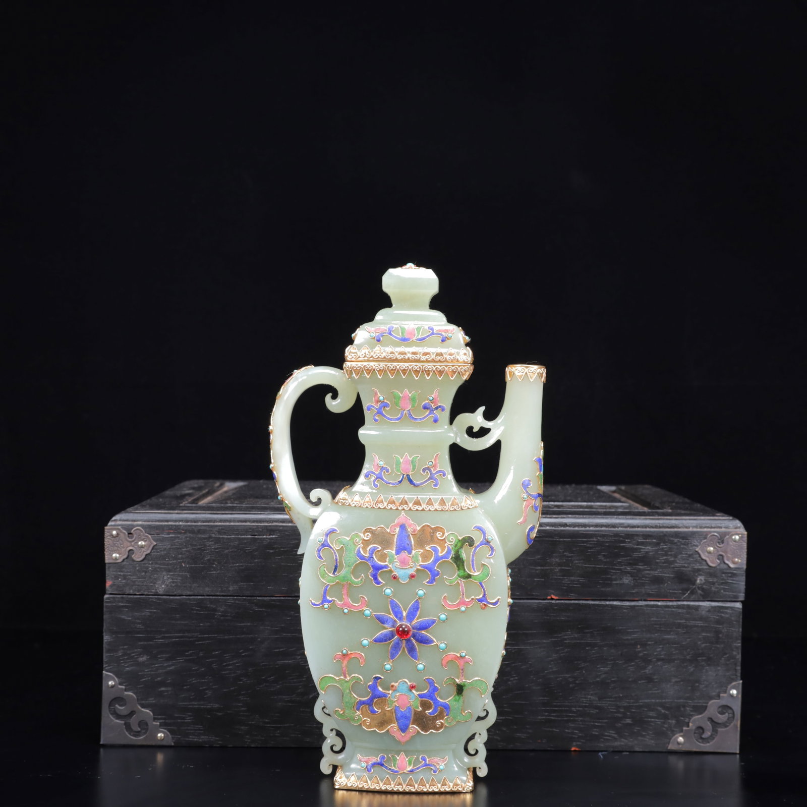 An Exquisite White Jade Cover with Gold Flower Pattern Ewer,Inlaid Turquoise: An Exquisite White Jade Cover with Gold Flower Pattern Ewer,Inlaid Turquoise,Qing Dynasty,China,Size:(Pot)4.7inx2inx9.8in,(Box)12.2inx8.3inx4.3in,Weight:998g 白玉包金花&#