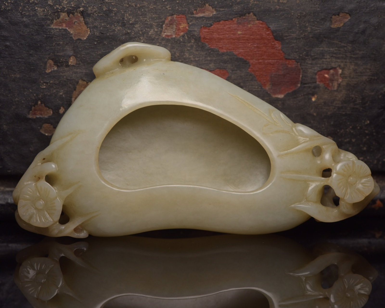 An Exquisite White Jade Flower Pattern Brush Washer: An Exquisite White Jade Flower Pattern Brush Washer,Qing Dynasty,China,Size:4.7inx2.4inx0.9in,Weight:113g 白玉花卉纹笔洗,中国清代