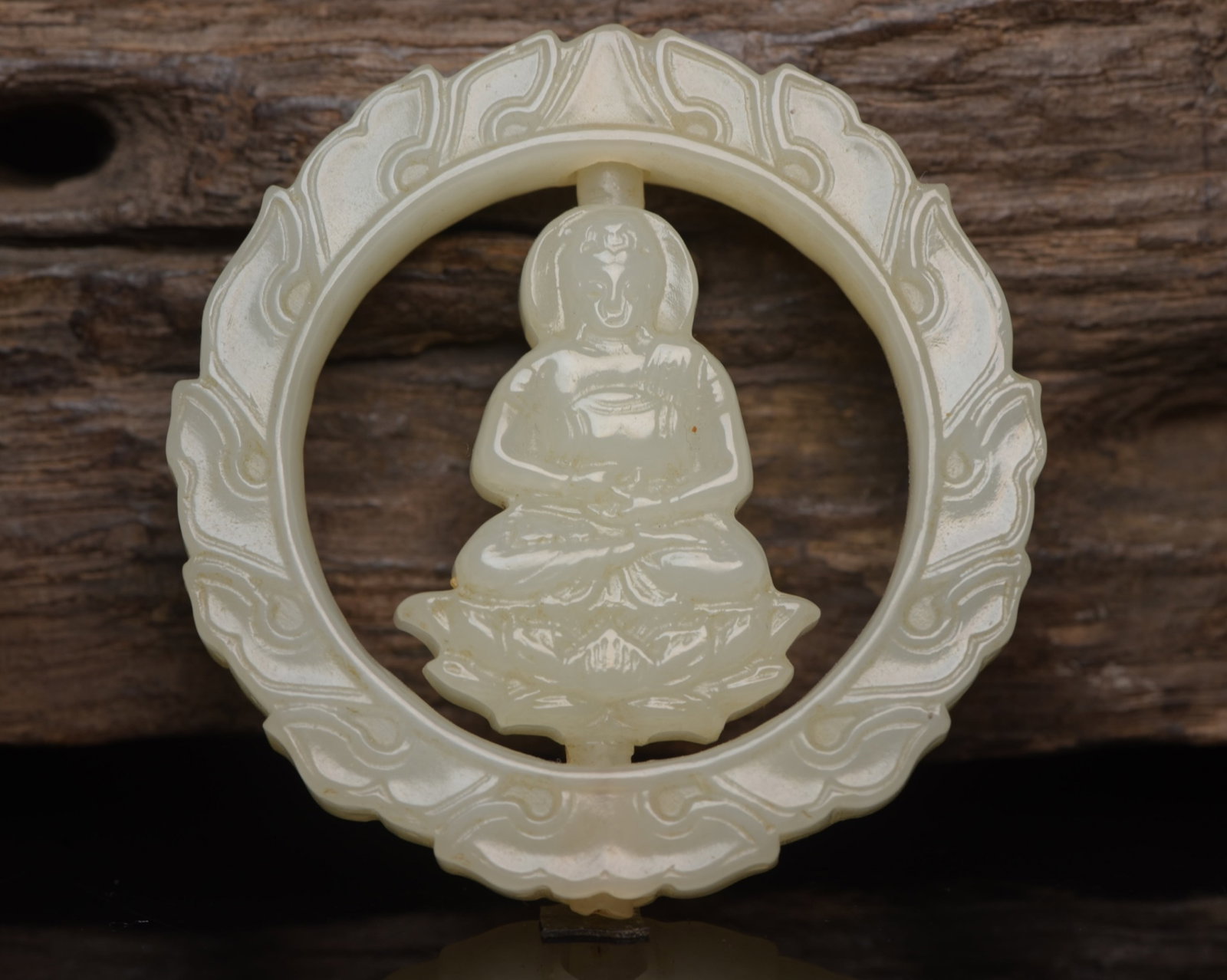 An Exquisite White Jade Statue of Avalokitesvara Pendant: An Exquisite White Jade Statue of Avalokitesvara Pendant,Qing Dynasty,China,Size:2.2inx2.2inx0.4in,Weight:44g 白玉观音像挂件,中国清代