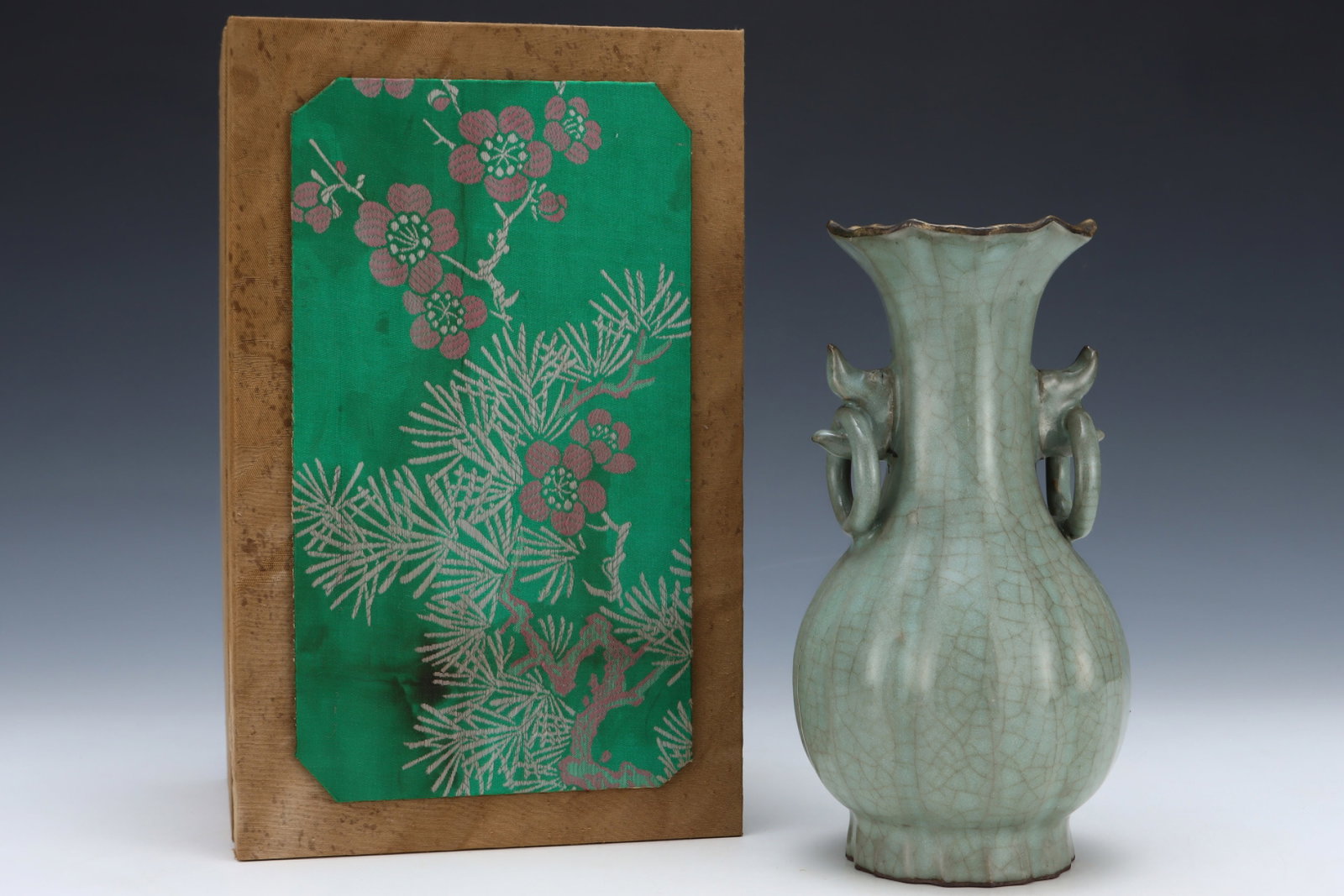 An Exquisite Guan yao Double-Ears Vase,with an Imperial Poem by Emperor Qianlong: An Exquisite Guan yao Double-Ears Vase,with an Imperial Poem by Emperor Qianlong,Song Dynasty,China,Size:8.8inx4.5in 官窑双耳瓶,带乾隆御题&#