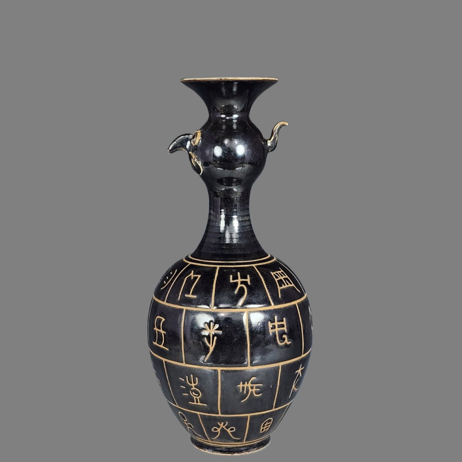 An Exquisite Ding yao Rooster's head Vase: An Exquisite Ding yao Rooster's head Vase,Song Dynasty,China,Size:11.7inx4.8in 定窑鸡首瓶,中国宋代