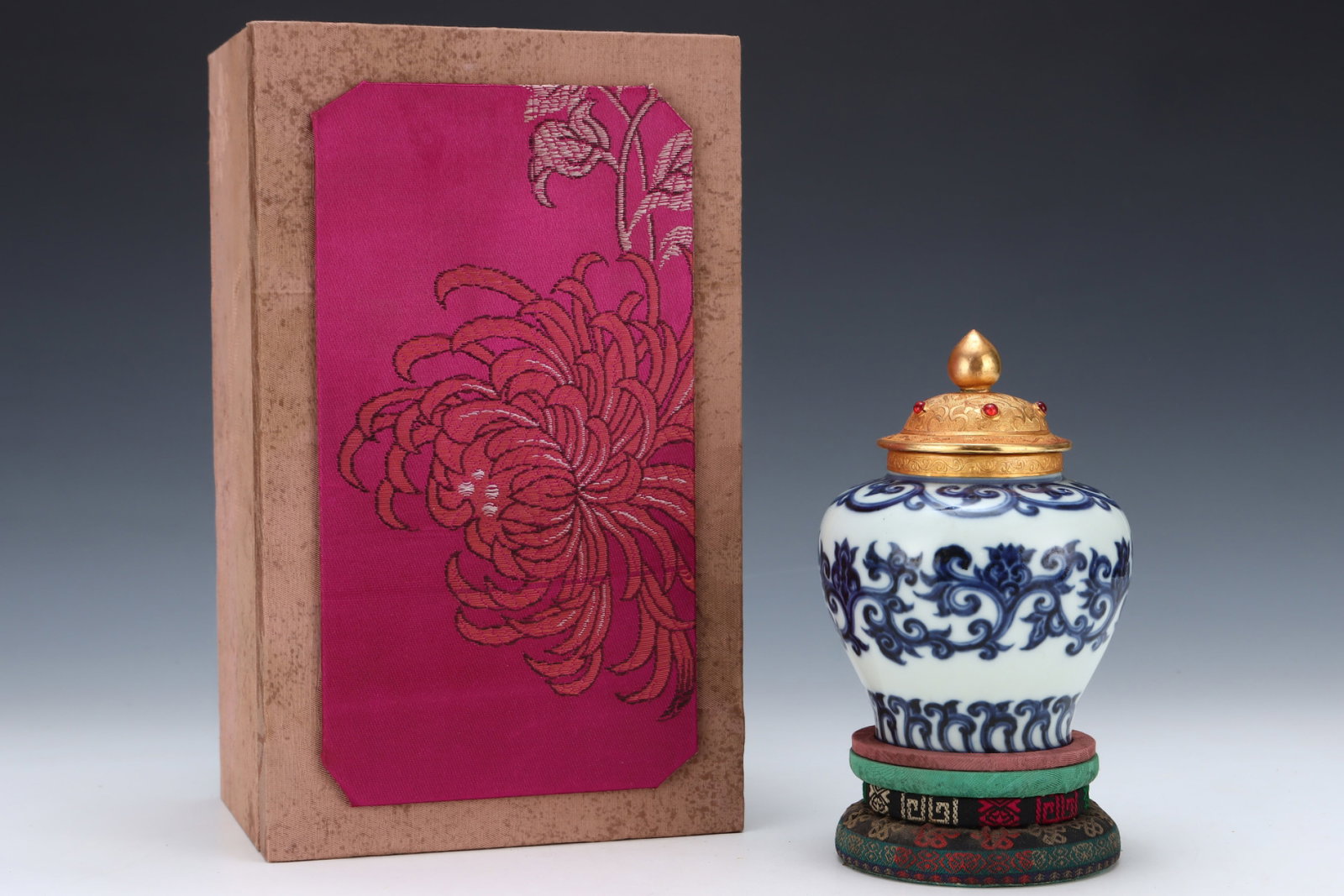 An Exquisite Blue and White Cover with Gold Lotus Pattern Jar with Cover,Inlaid Gems: An Exquisite Blue and White Cover with Gold Lotus Pattern Jar with Cover,Inlaid Gems,Ming Dynasty,China,Xuande Six-Character Mark,Size:6.2inx4.5in 青花包金缠枝ő