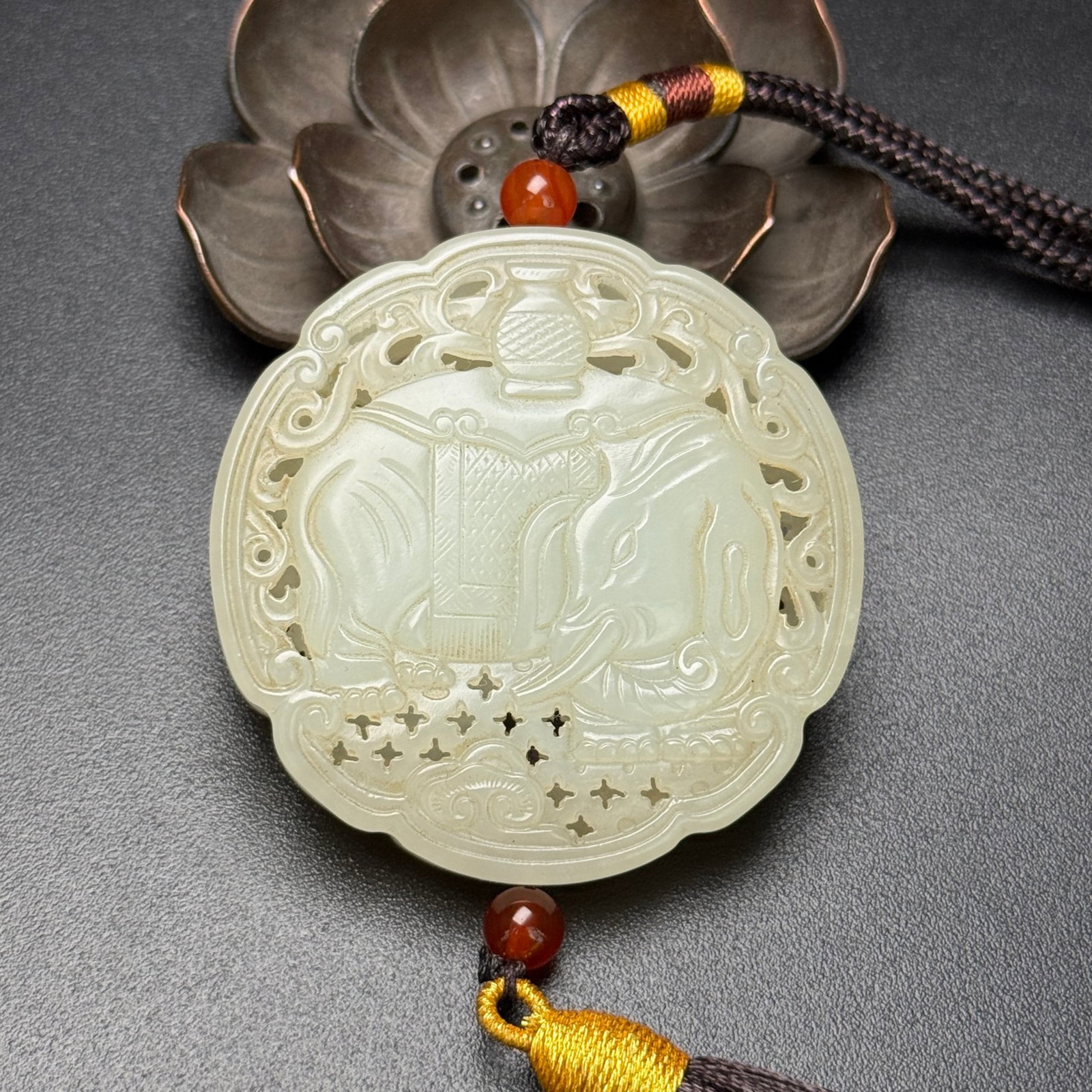 An Exquisite White Jade Elephant Pattern Pendant: An Exquisite White Jade Elephant Pattern Pendant,Qing Dynasty,China,Size:51mmx10mm,Weight:35g 白玉象纹挂件,中国清代