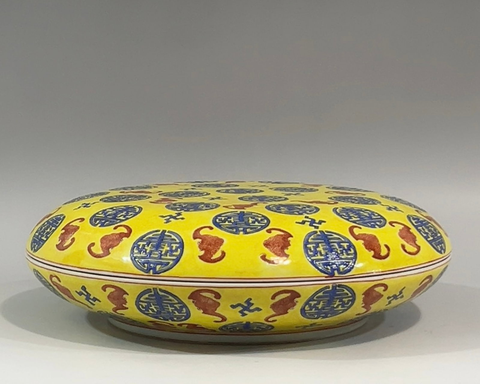 An Exquisite Yellow Ground Famille-Rose Bats and Peach Pattern Box: An Exquisite Yellow Ground Famille-Rose Bats and Peach Pattern Box,Qing Dynasty,China,Jiaqing Six-character Mark,Size:9.2inx2.8in 黄地粉彩福寿纹盒,È