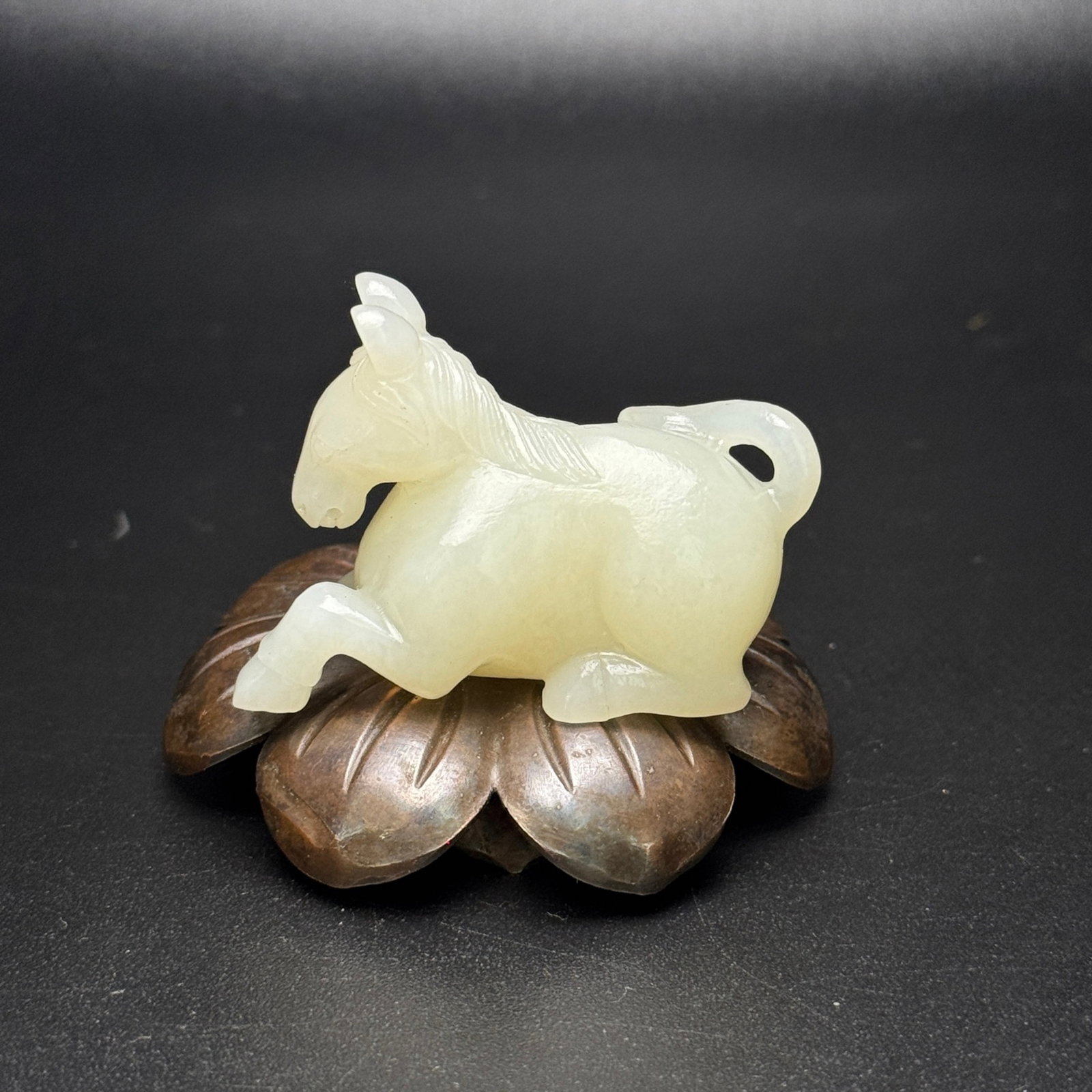 An Exquisite White Jade Horse Ornament: An Exquisite White Jade Horse Ornament,Qing Dynasty,China,Size:53mmx36mmx21mm,Weight:40g 白玉骏马摆件,中国清代