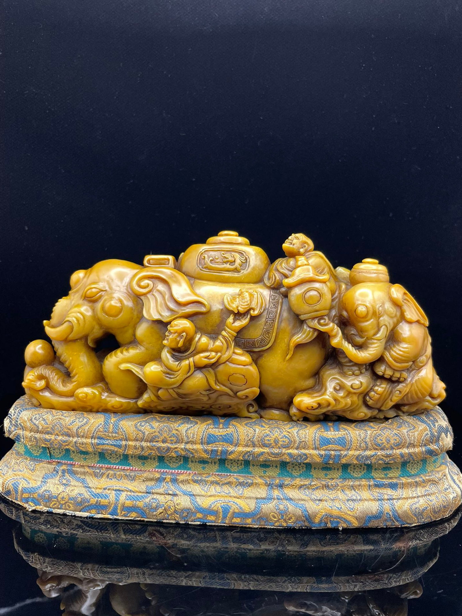 An Exquisite Shoushan Stone Elephant Pattern Ornament,With Base: An Exquisite Shoushan Stone Elephant Pattern Ornament,With Base,Qing Dynasty,China,With Mark,Size:7.9inx2.6inx3.7in ,Weight:1269g 寿山石象纹摆件,带ò