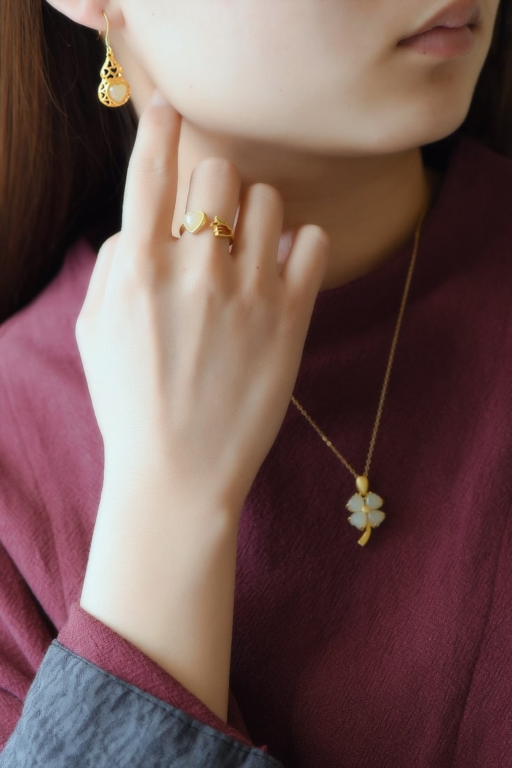 A Set of Fine Sterling Silver-Gold Plated Inlaid White Jade Jewelrys: A Set of Fine Sterling Silver-Gold Plated Inlaid White Jade Jewelrys,Size:(Pendant)6mmx6mm,(Earrings)7mmx7mm,(Ring)7mmx7mm