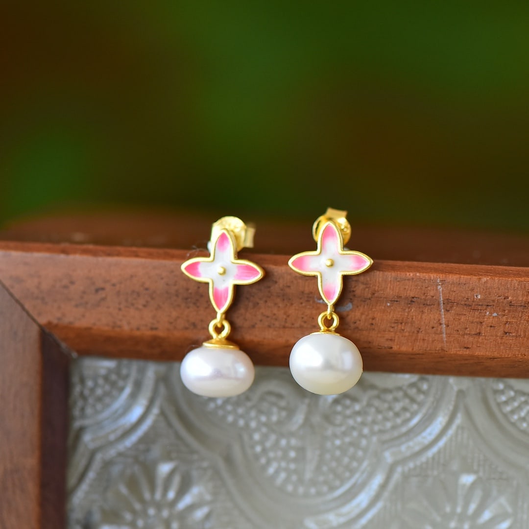 A Pair of Exquisite Sterling Silver-Gold Plated Inlaid Pearl Enamel Earrings: A Pair of Exquisite Sterling Silver-Gold Plated Inlaid Pearl Enamel Earrings,Size:8mmx8mm 一对纯银镀金镶珍珠珐琅耳环