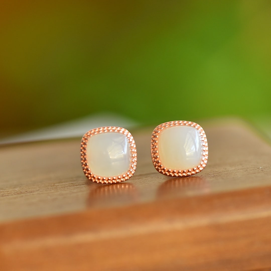 A Pair of Exquisite Sterling Silver-Gold Plated Inlaid White Jade Earrings: A Pair of Exquisite Sterling Silver-Gold Plated Inlaid White Jade Earrings,Size:8mmx8mm 一对纯银镀金镶白玉耳钉