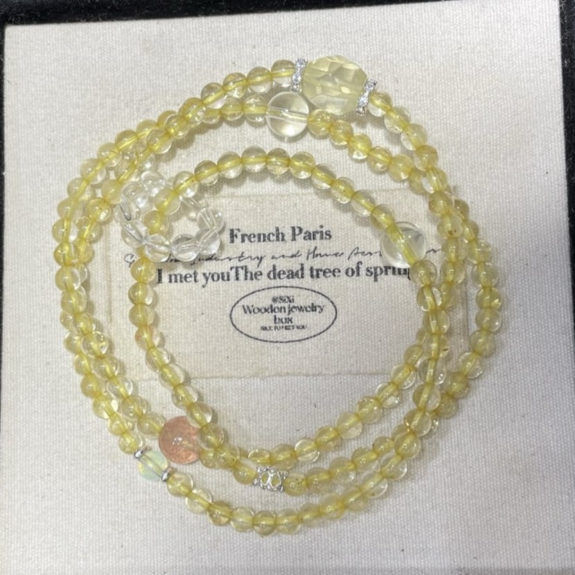 An Exquisite Crystal Bracelet: An Exquisite Crystal Bracelet 水晶手串