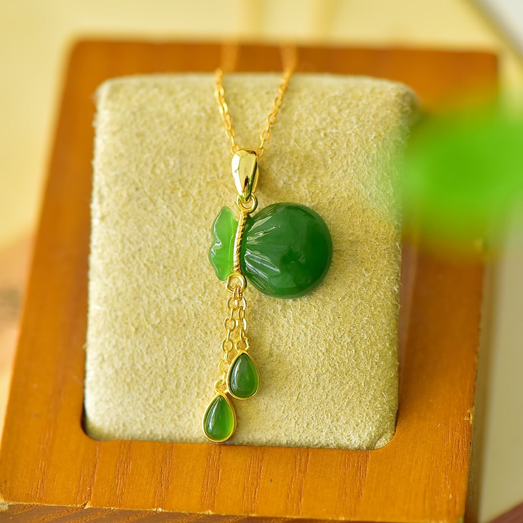 An Exquisite Sterling Silver-Gold Plated Inlaid Jasper Necklace: An Exquisite Sterling Silver-Gold Plated Inlaid Jasper Necklace,Size:14mmx33mm 纯银镀金镶碧玉项链