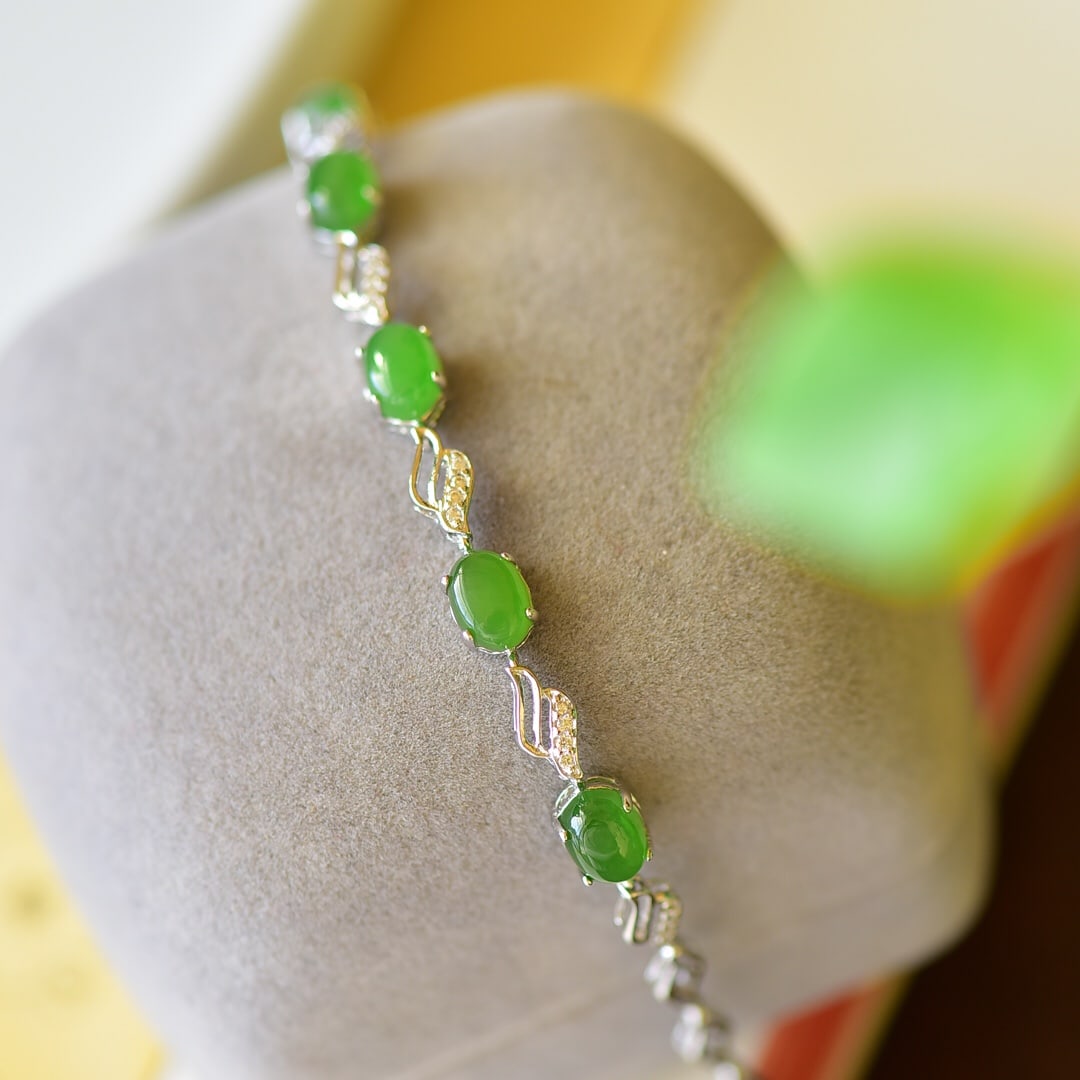 An Exquisite Sterling Silver Inlaid Jasper Bracelet,Inlaid Diamond: An Exquisite Sterling Silver Inlaid Jasper Bracelet,Inlaid Diamond,Size:5mmx7mm 纯银镶碧玉手链,嵌钻石