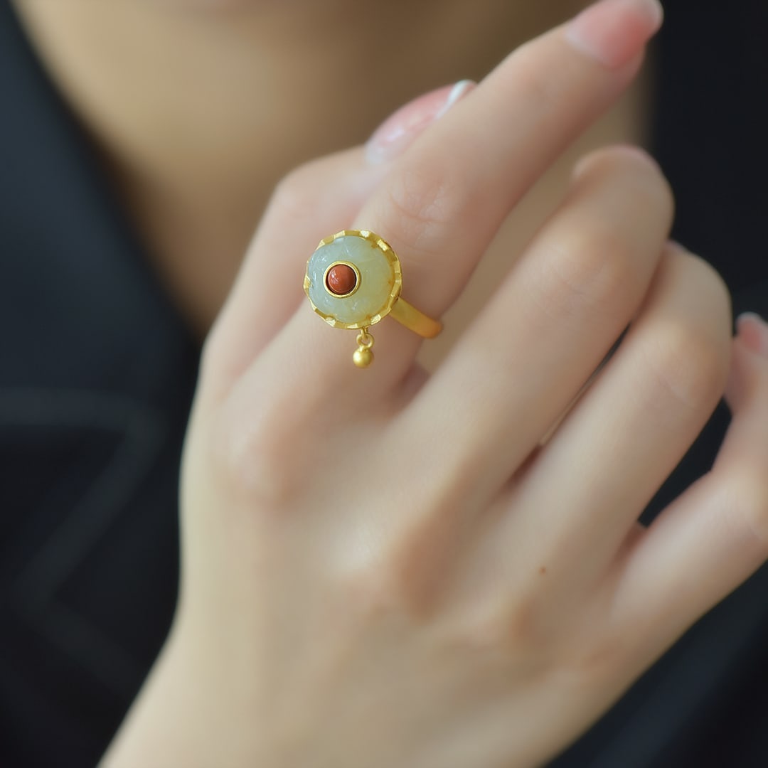 An Exquisite Sterling Silver-Gold Plated Inlaid White Jade Ring: An Exquisite Sterling Silver-Gold Plated Inlaid White Jade Ring,Size:12mmx12mm 纯银镀金镶白玉戒指