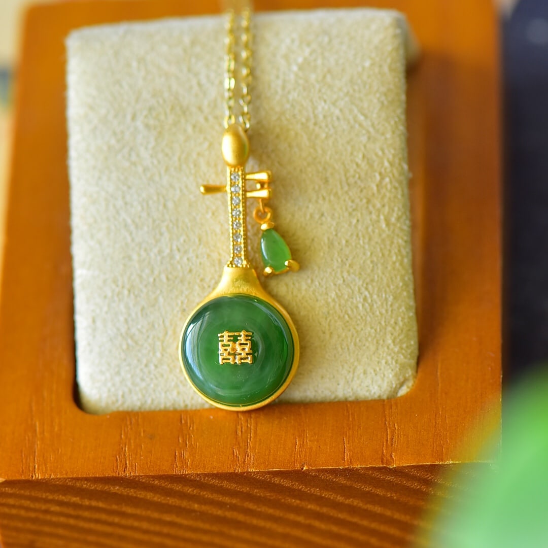 An Exquisite Sterling Silver-Gold Plated Inlaid Jasper Necklace,Inlaid Diamond: An Exquisite Sterling Silver-Gold Plated Inlaid Jasper Necklace,Inlaid Diamond,Size:13mmx30mm 纯银镀金镶碧玉项链,嵌钻石