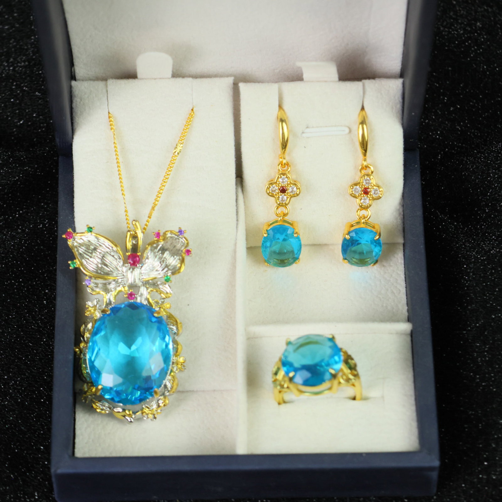 A Set of Fine Jewelry: A Set of Fine Jewelry 一套精美的首饰