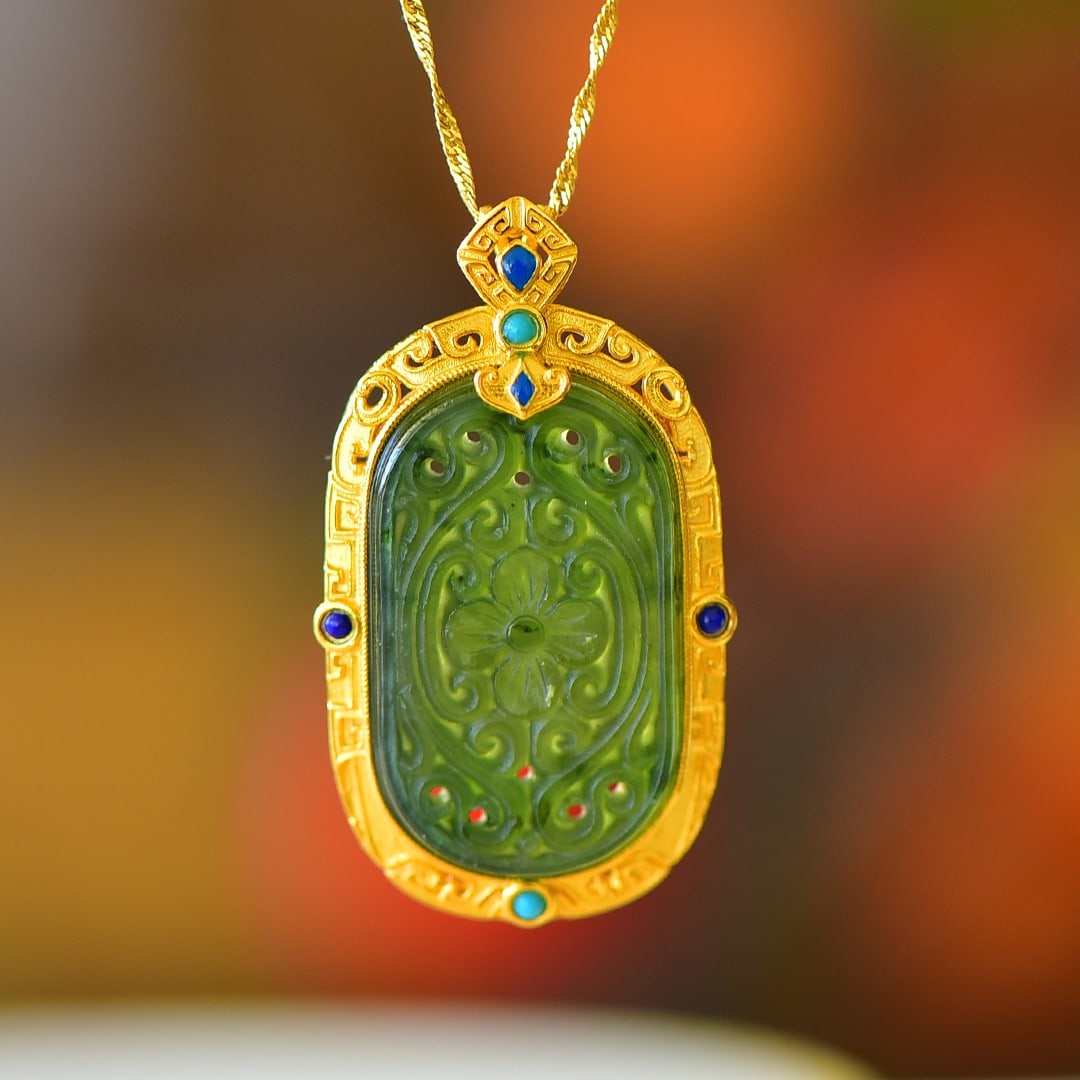 An Exquisite Sterling Silver Inlaid Jasper Flower Pattern Necklace: An Exquisite Sterling Silver Inlaid Jasper Flower Pattern Necklace,Size:20mmx33mm 纯银镶碧玉花卉纹项链