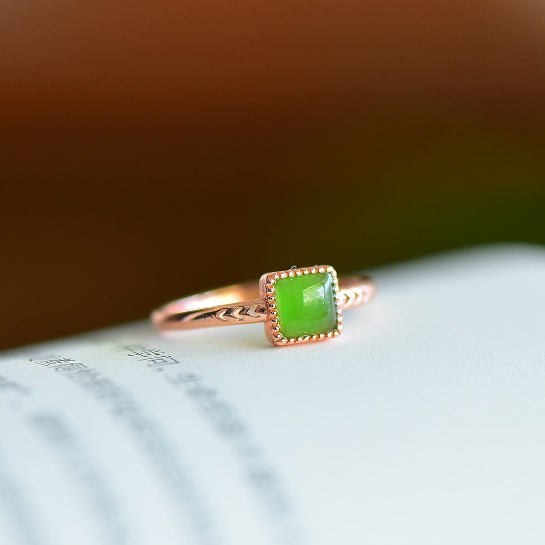 An Exquisite Sterling Silver-Gold Plated Inlaid Jasper Ring: An Exquisite Sterling Silver-Gold Plated Inlaid Jasper Ring,Size:5mmx5mm 纯银镀金镶碧玉戒指