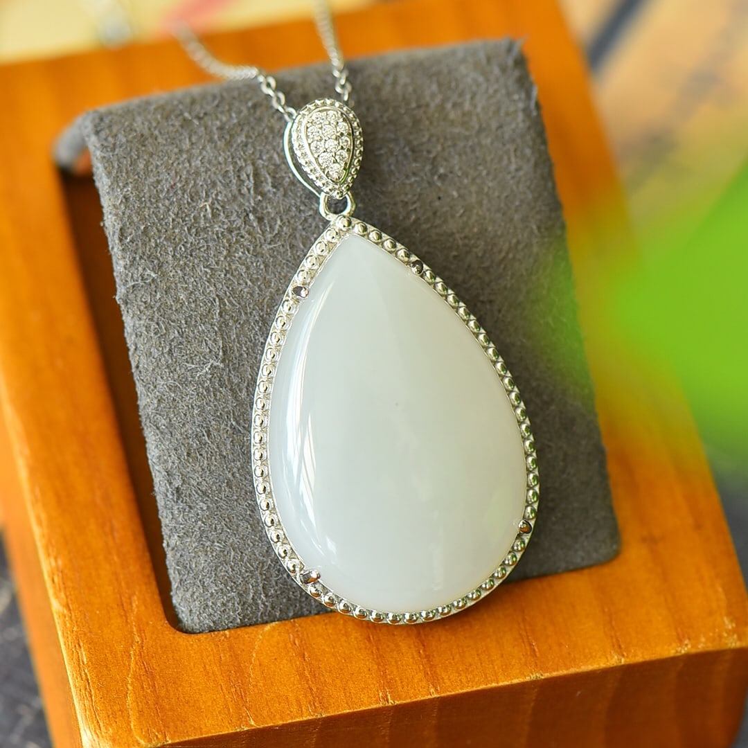 An Exquisite Sterling Silver-Gold Plated Inlaid White Jade Necklace,Inlaid Diamond: An Exquisite Sterling Silver-Gold Plated Inlaid White Jade Necklace,Inlaid Diamond,Size:22mmx42mm 纯银镀金镶白玉项链,嵌钻石