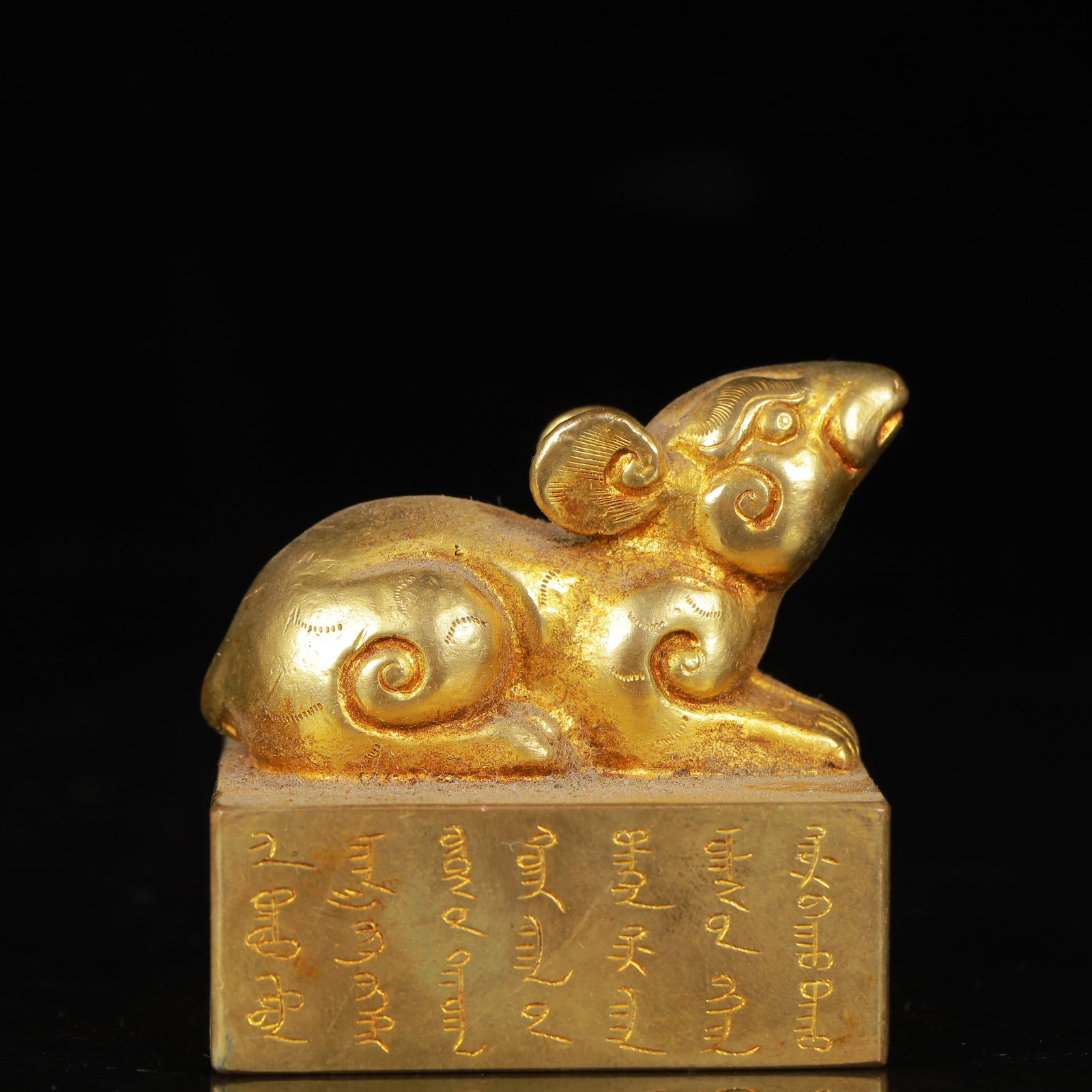 An Exquisite Gilt Bronze Mouse Seal,with Poem: An Exquisite Gilt Bronze Mouse Seal,with Poem,Qing Dynasty,China,Size:2inx2in,Weight:548g 铜鎏金老鼠印章,带诗文,中国清