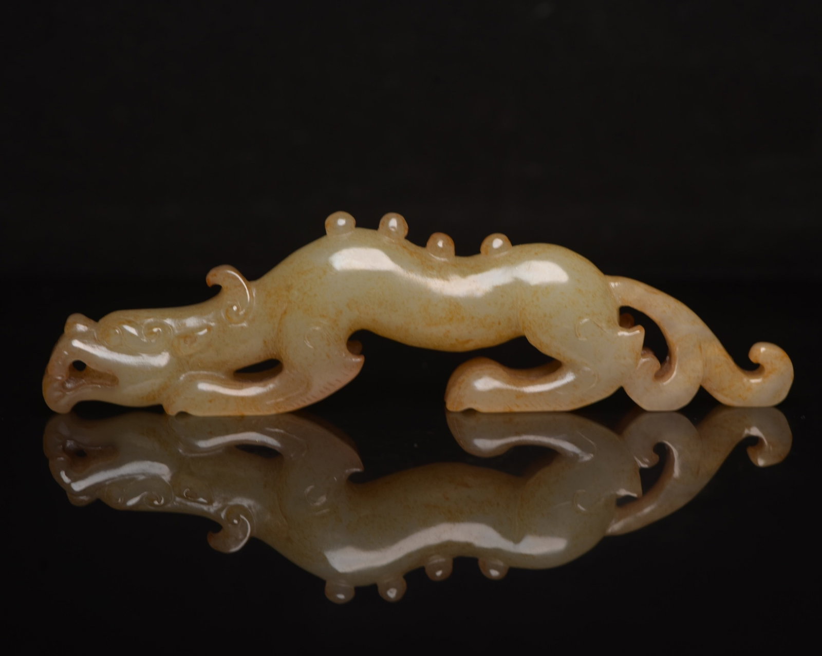 An Exquisite White Jade Beast Ornament: An Exquisite White Jade Beast Ornament,Qing Dynasty,China,Size:5.5inx1.5inx0.7in,Weight:89g 白玉兽摆件,中国清代