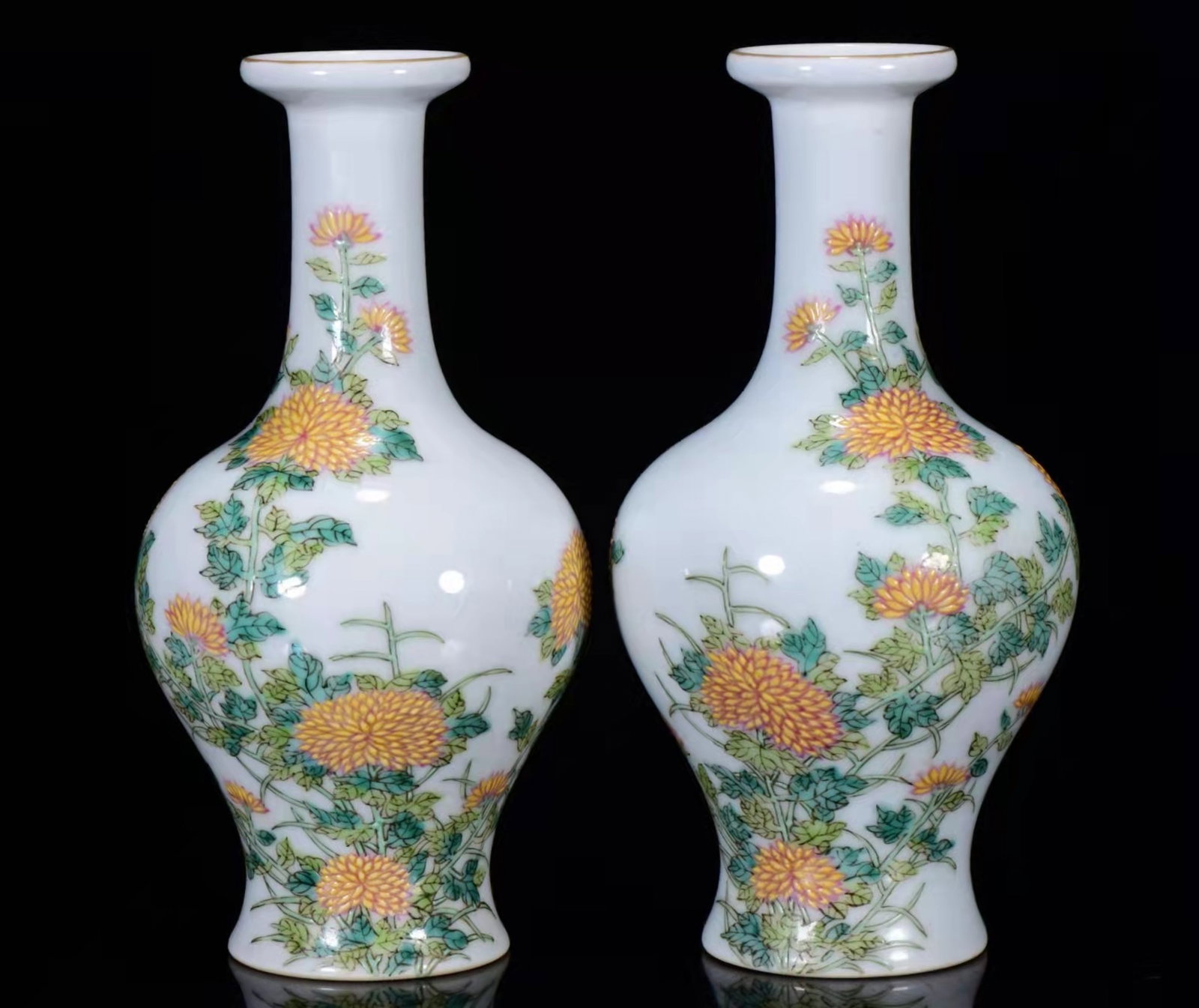 A Pair of Exquisite Famille-Rose Chrysanthemum Pattern Vases,with poem (1 of 9)