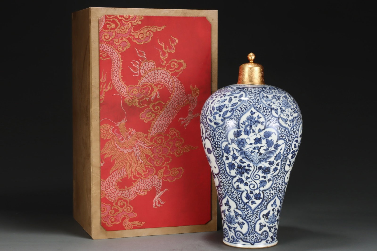 A Huge Blue and White Flower and Phoenix Pattern Bottle: A Huge Blue and White Flower and Phoenix Pattern Bottle,Yuan Dynasty,China,Size:19.5inx10.4in 青花花卉凤纹盖瓶,中国元代