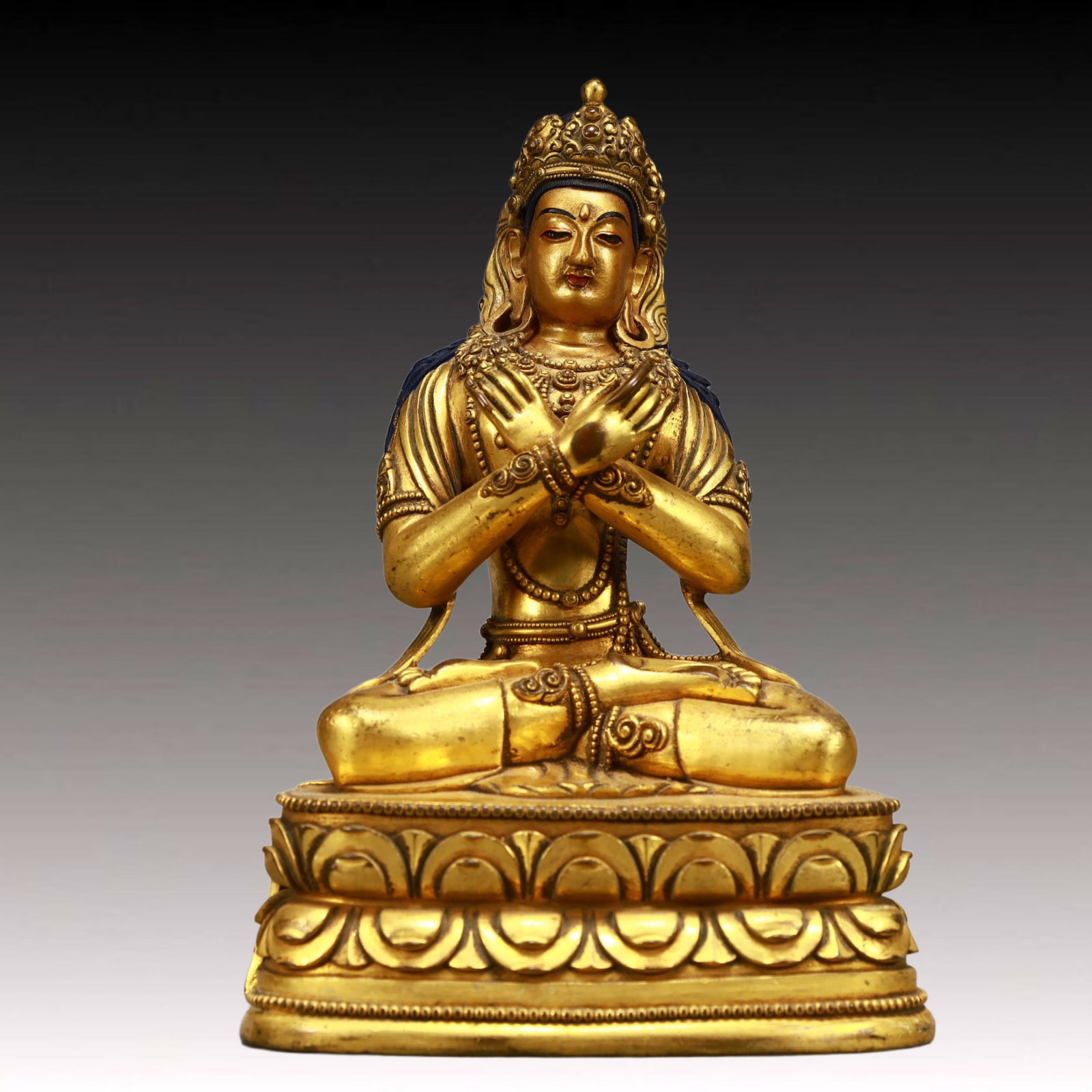 A Solemn Gilt Bronze Statue of Avalokitesvara: A Solemn Gilt Bronze Statue of Avalokitesvara,Ming Dynasty, China,Size:5.5inx3.9inx8.3in,Weight:2150g 铜鎏金观音像,中国明代
