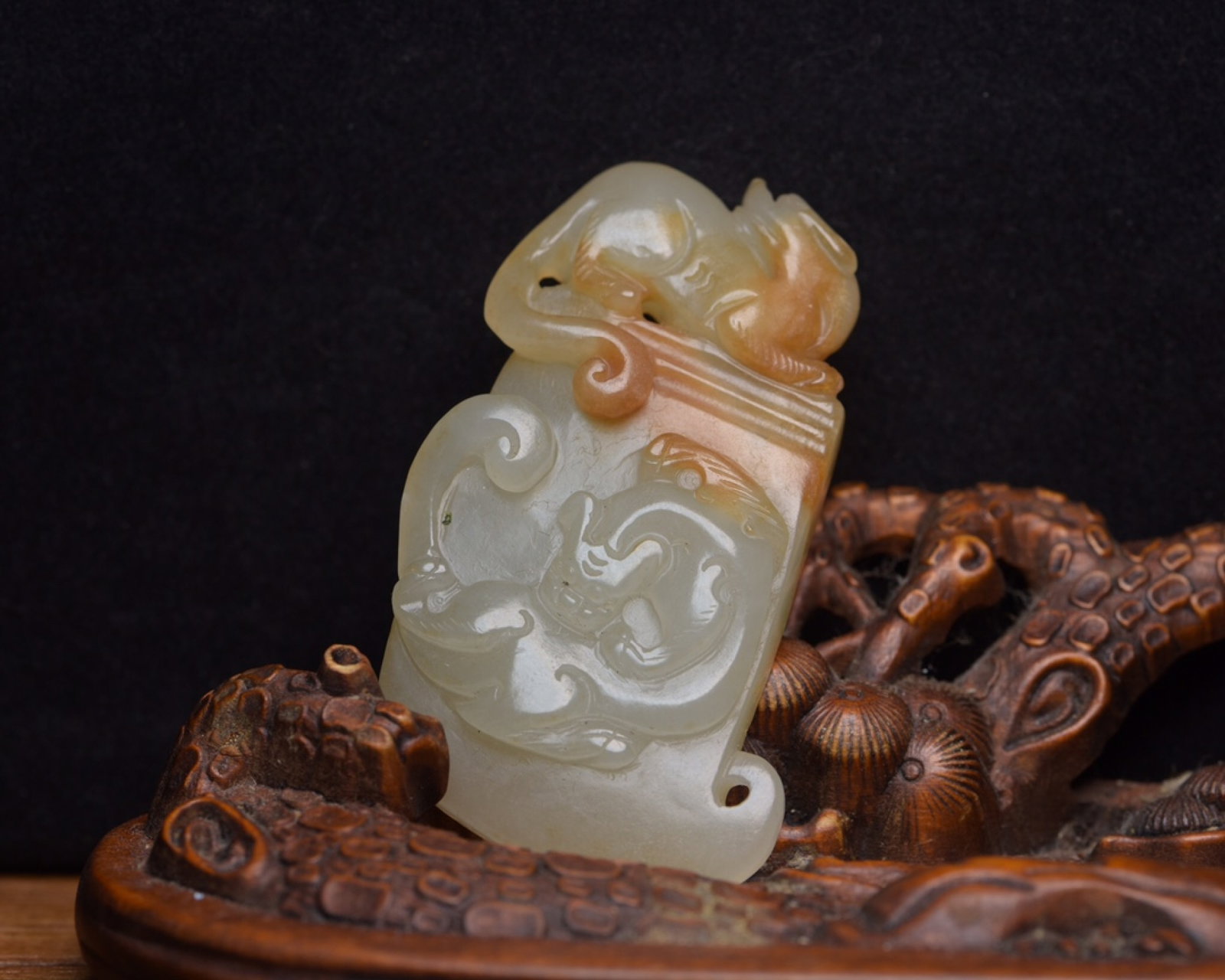 An Exquisite White Jade Chi-Dragon Pattern Ornament: An Exquisite White Jade Chi-Dragon Pattern Ornament,Qing Dynasty,China,Size:2.4inx1.3inx0.5in,Weight:38g 白玉螭龙纹摆件,中国清代