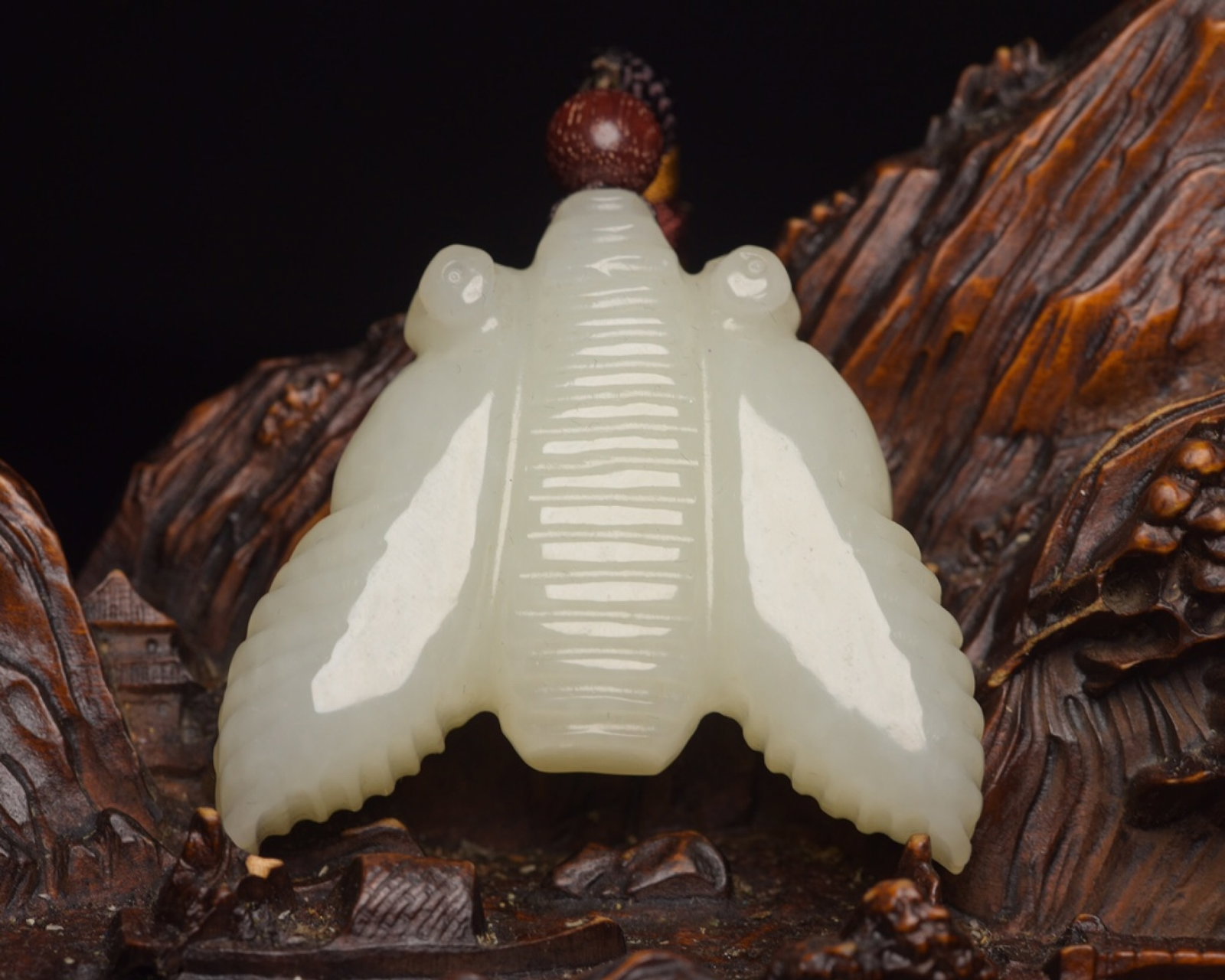 An Exquisite White Jade Cicada Pendant: An Exquisite White Jade Cicada Pendant,Qing Dynasty,China,Size:2inx1.8inx0.5in,Weight:45g 白玉蝉挂件,中国清代