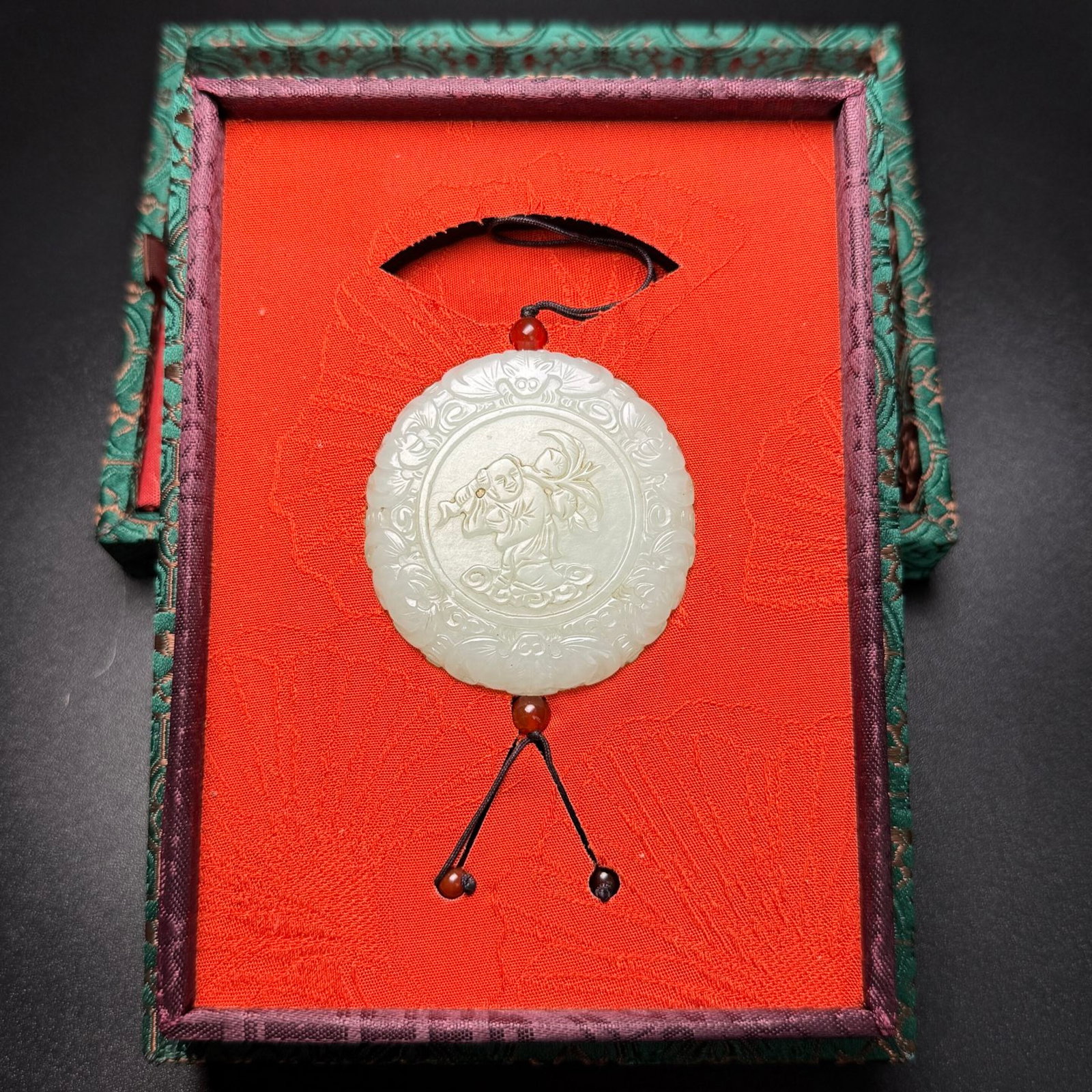An Exquisite White Jade Figure Pattern Pendant: An Exquisite White Jade Figure Pattern Pendant,Qing Dynasty,China,Size:54mmx56mmx13mm,Weight:81g 白玉人物纹牌,中国清代