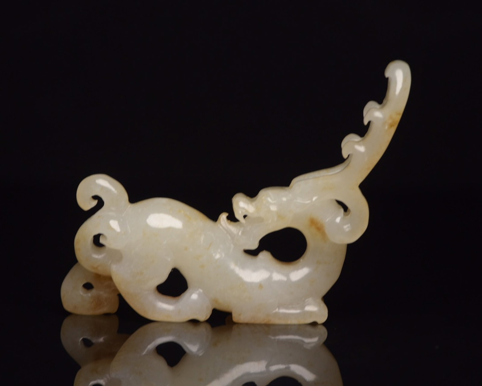 An Exquisite White Jade Dragon Ornament: An Exquisite White Jade Dragon Ornament,Qing Dynasty,China,Size:2.8inx2.2inx0.6in,Weight:41g 白玉龙摆件,中国清代